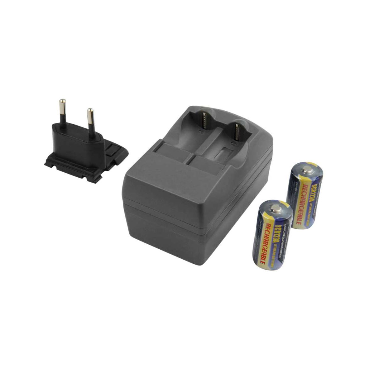 Un caricabatterie con due batterie, un adattatore di alimentazione e due batterie AA ricaricabili. Il caricabatterie e l'adattatore sono neri, le batterie hanno etichette blu.