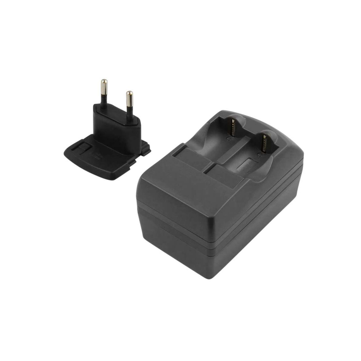 Ein schwarzes Batterieladegerät mit zwei Schlitzen befindet sich neben einem schwarzen Stecker mit zwei Stiften.