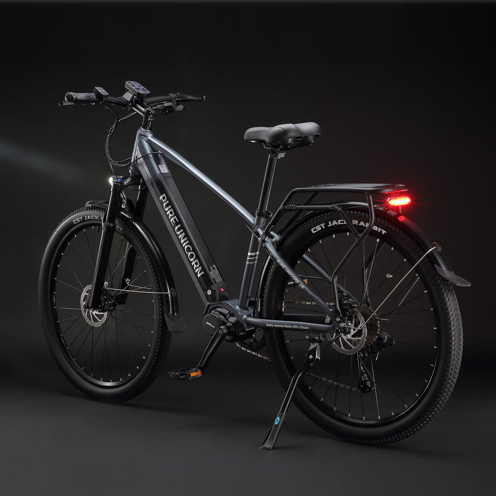 Rower elektryczny z czarną ramą, światłami i oponami. Tło jest czarne, rower jest w pełni widoczny.