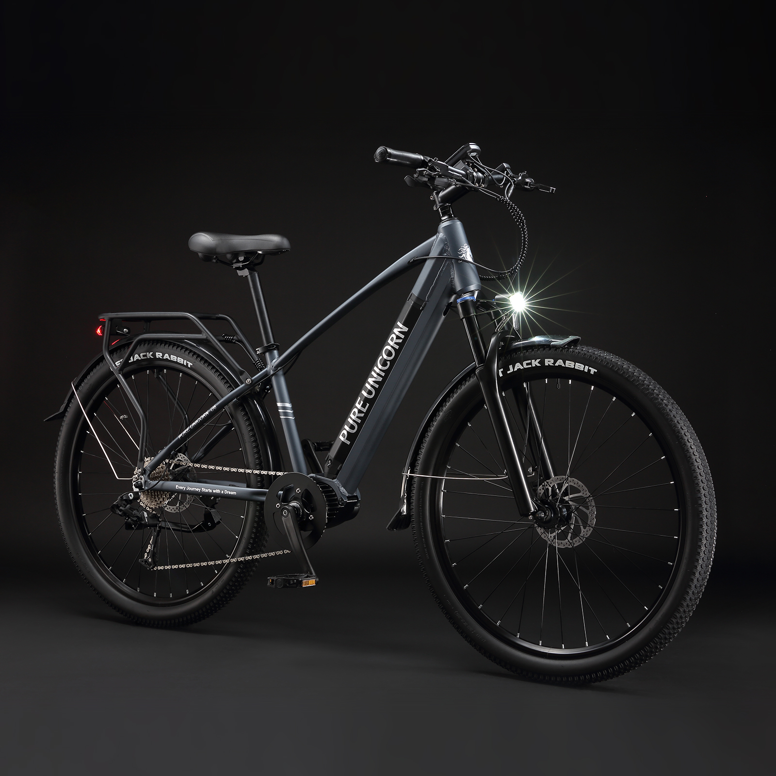 Ciemnoszary rower elektryczny Pure Unicorn z jasnym reflektorem na czarnym tle.