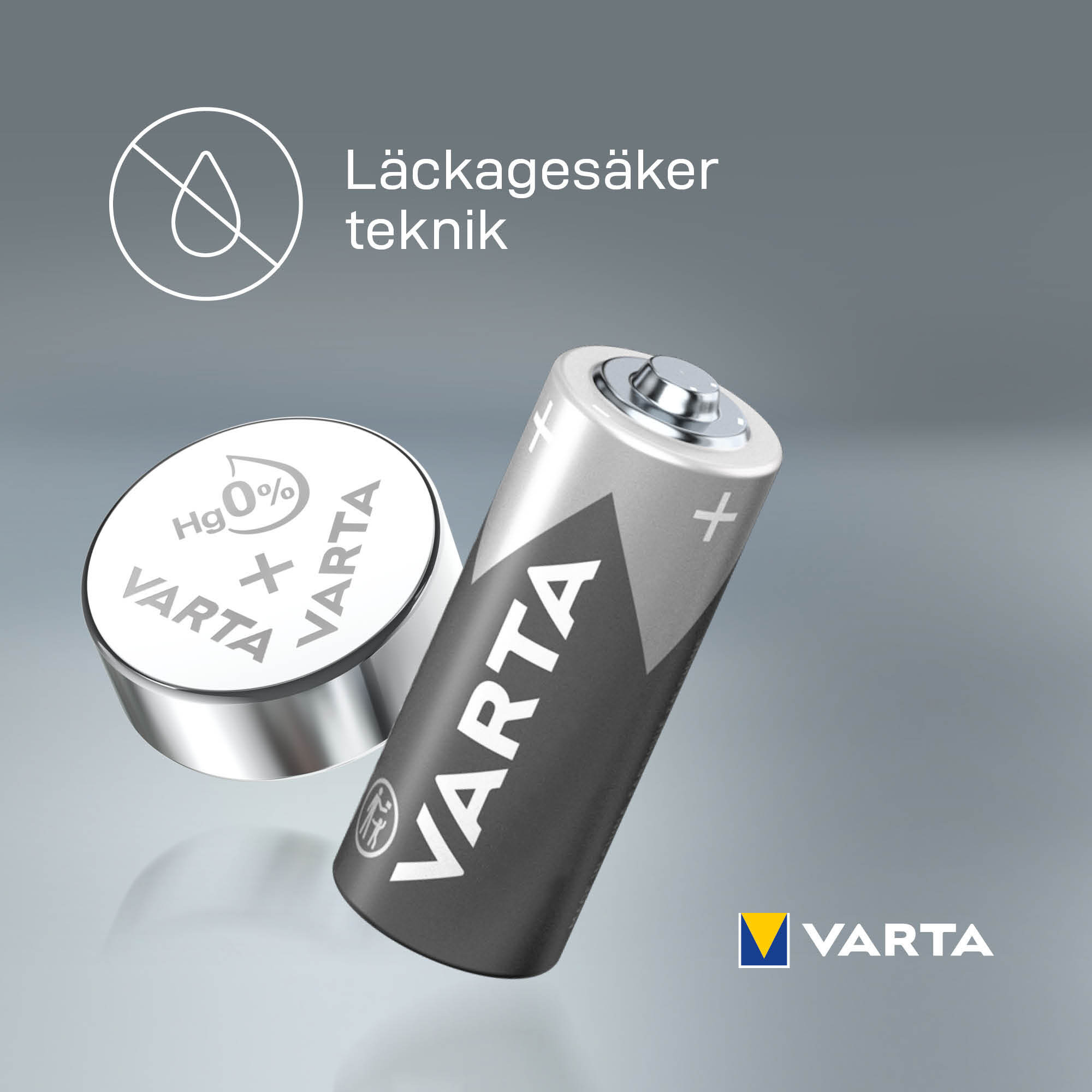 Due batterie Varta, una cilindrica e una a bottone, su sfondo grigio. Testo in svedese.