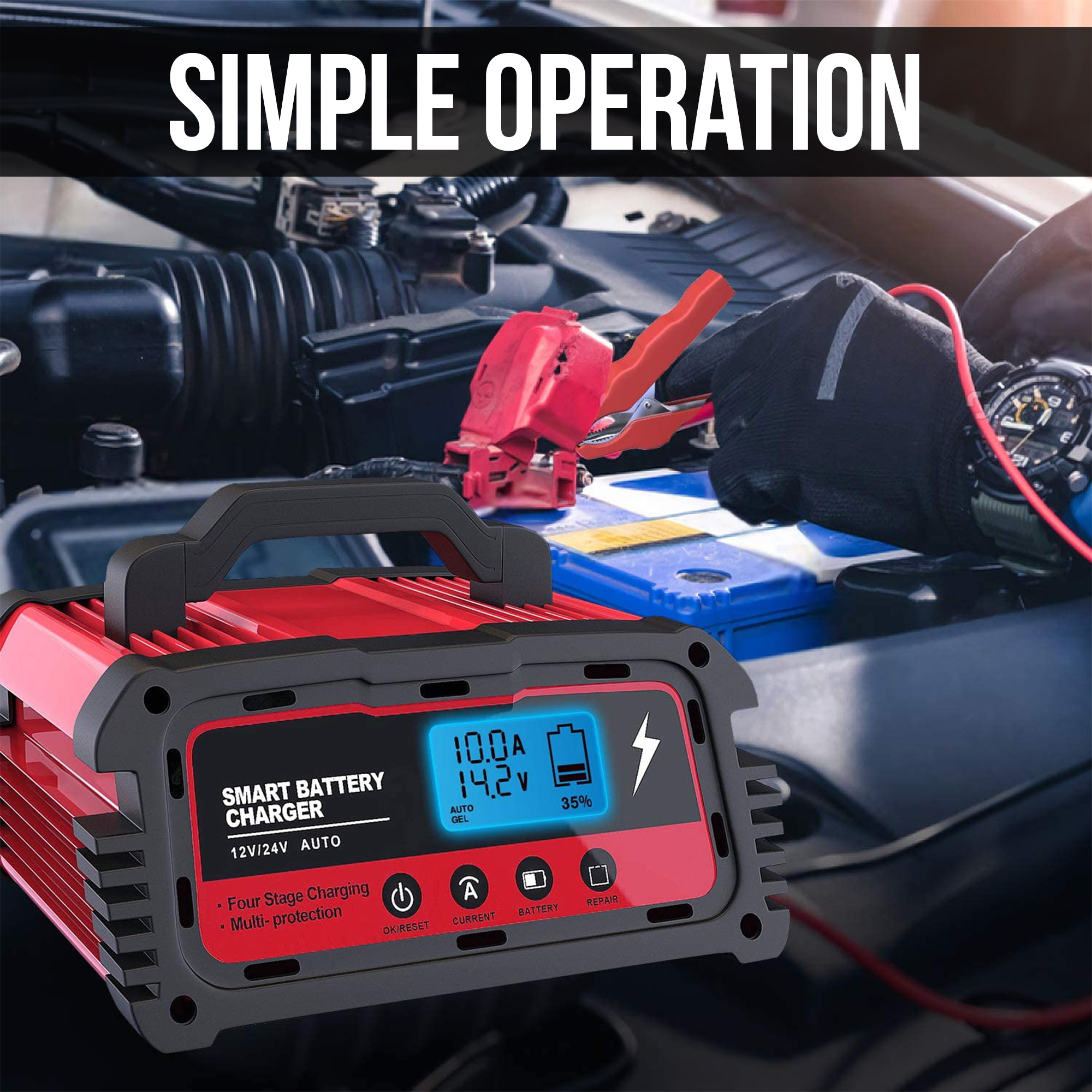Un chargeur de batterie intelligent rouge et noir est connecté à une batterie de voiture. Une main gantée tient une pince.