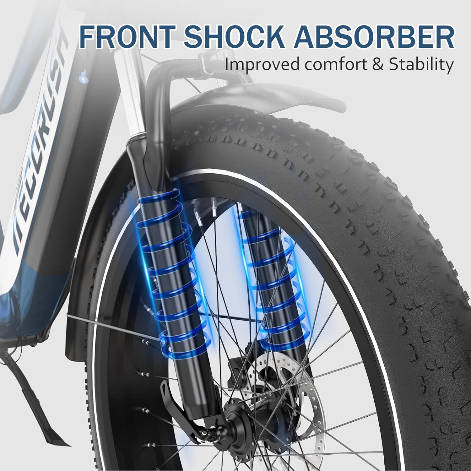 Zbliżenie na przednie koło roweru elektrycznego. Podkreślono niebieskie sprężyny amortyzatora. Opona jest czarna z białą linią.
