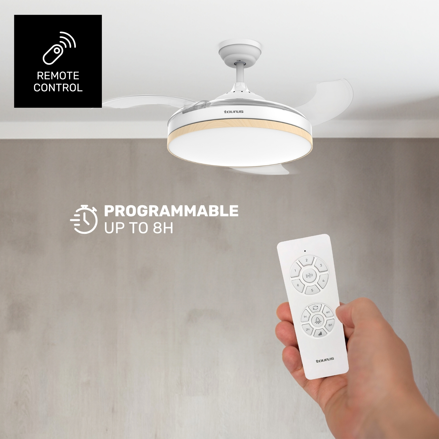 Se muestra un ventilador de techo blanco con mando a distancia. El mando está en la mano de una persona.