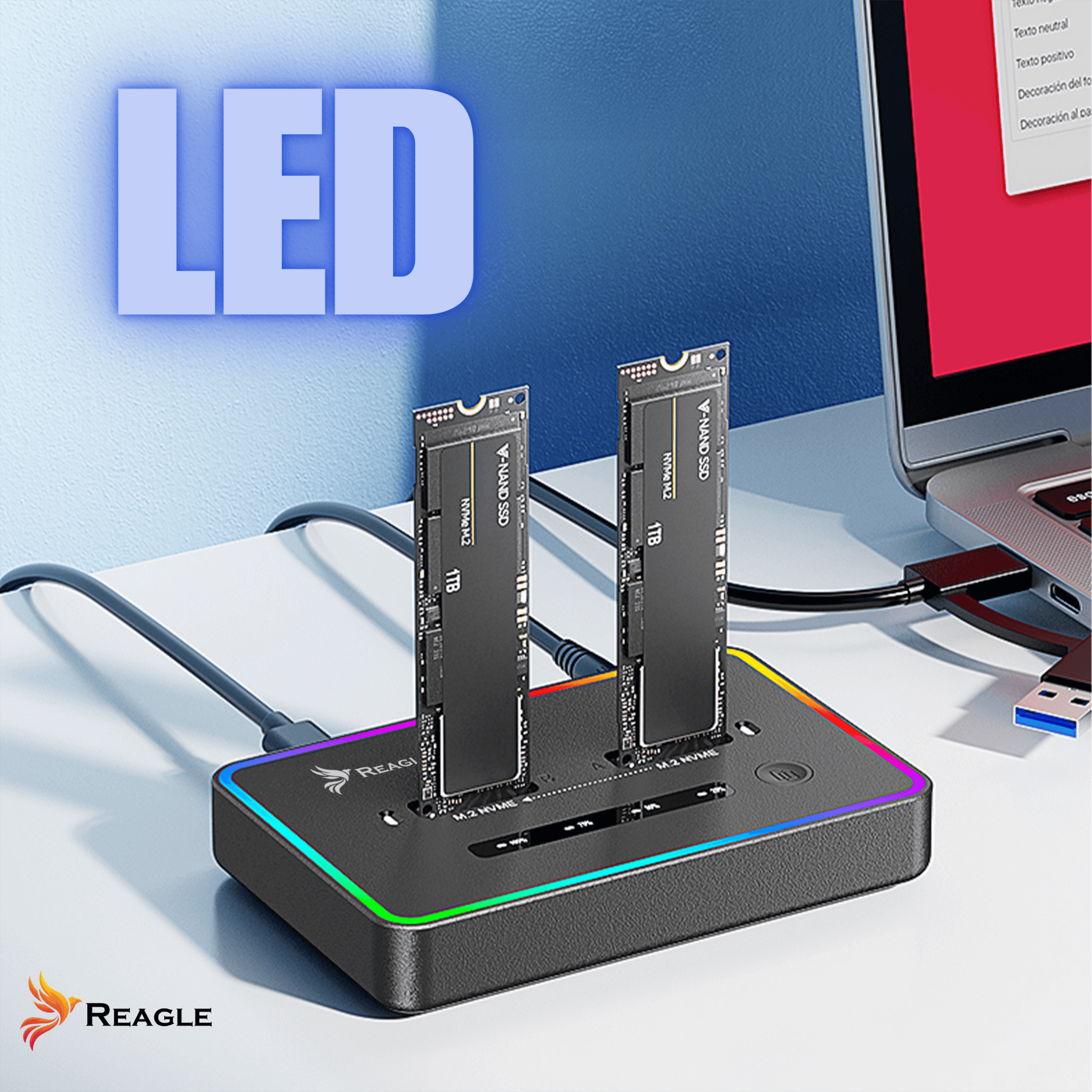 Znak LED nad czarnym czytnikiem SSD z dwoma włożonymi dyskami SSD, podłączonym do laptopa.