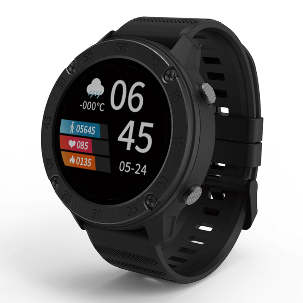 Lo smartwatch nero mostra ora, data e metriche. Ha un cinturino nero e due pulsanti laterali. Lo schermo mostra numeri e icone.