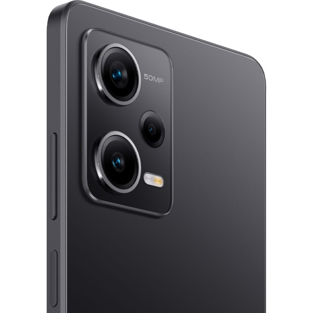 Primo piano del retro di uno smartphone grigio scuro. Ha tre obiettivi e un'iscrizione da 50MP.