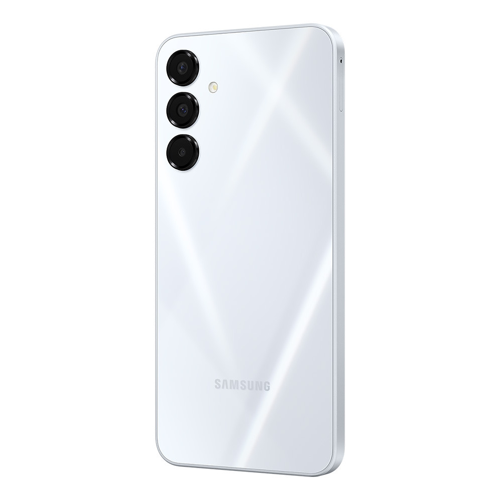 Uno smartphone Samsung bianco. Ha tre obiettivi della fotocamera e un flash sul retro. Il telefono è su sfondo bianco.
