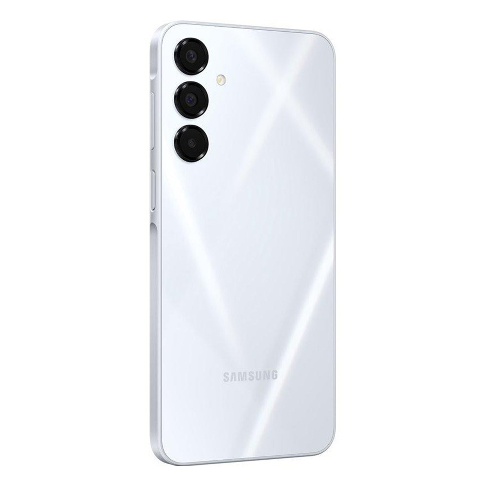 Weiße Samsung Smartphone-Rückseite. Verfügt über drei Kameralinsen und einen Blitz. Das Samsung-Logo ist unten sichtbar.