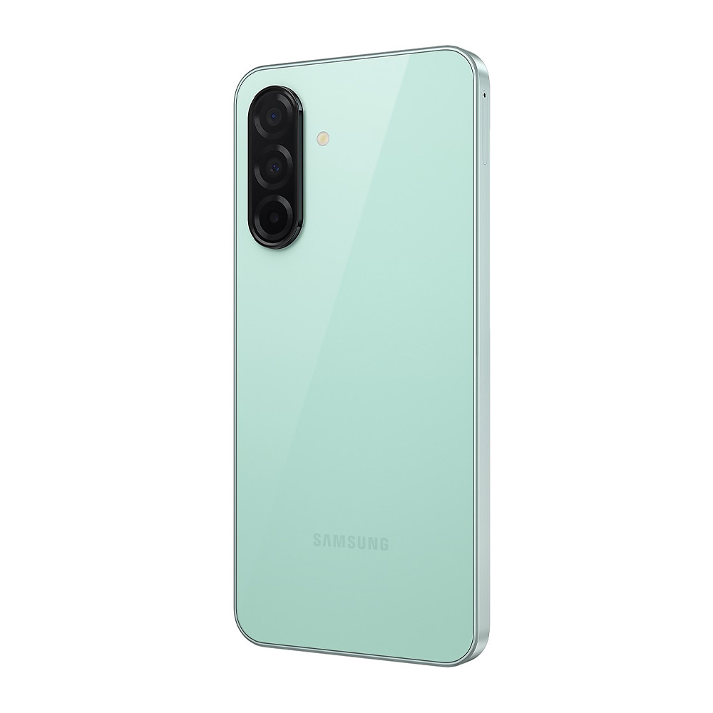 Vista posteriore di uno smartphone color menta. Ha tre obiettivi e un logo Samsung. Il telefono ha una cornice argentata.