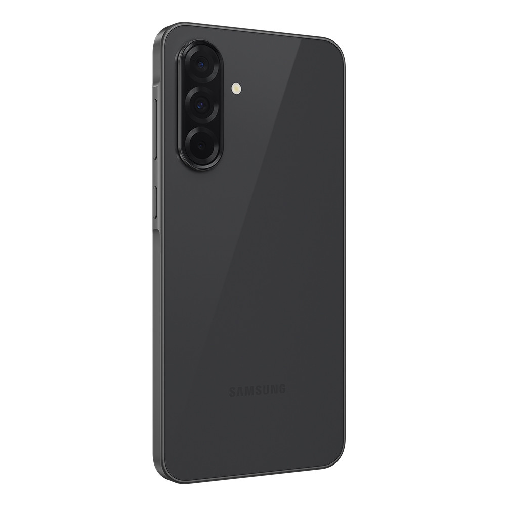 Ciemnoszary smartfon Samsung. Ma potrójny obiektyw aparatu i logo Samsung. Telefon jest na białym tle.