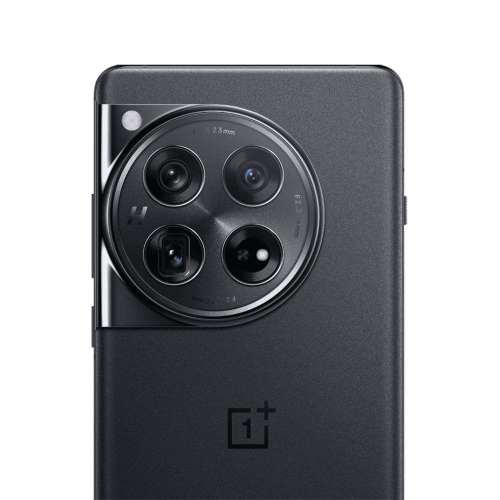 Close-up van de achterkant van een zwarte smartphone. Beschikt over een cirkelvormige camera-opstelling met vier lenzen en een OnePlus-logo.