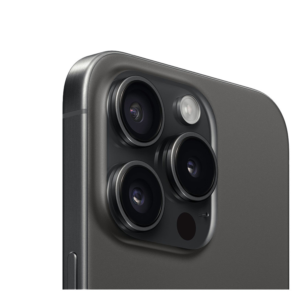 Zbliżenie modułu aparatu smartfona z czterema obiektywami i lampą błyskową. Telefon jest ciemnoszary.