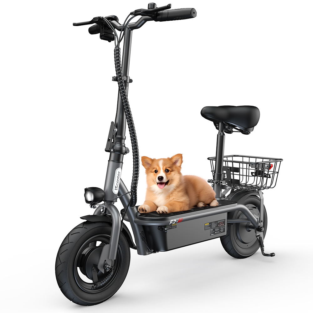 Uno scooter elettrico grigio con un cagnolino sdraiato sulla piattaforma. Il cane è marrone e bianco e sorride. C'è un cestino sul retro.