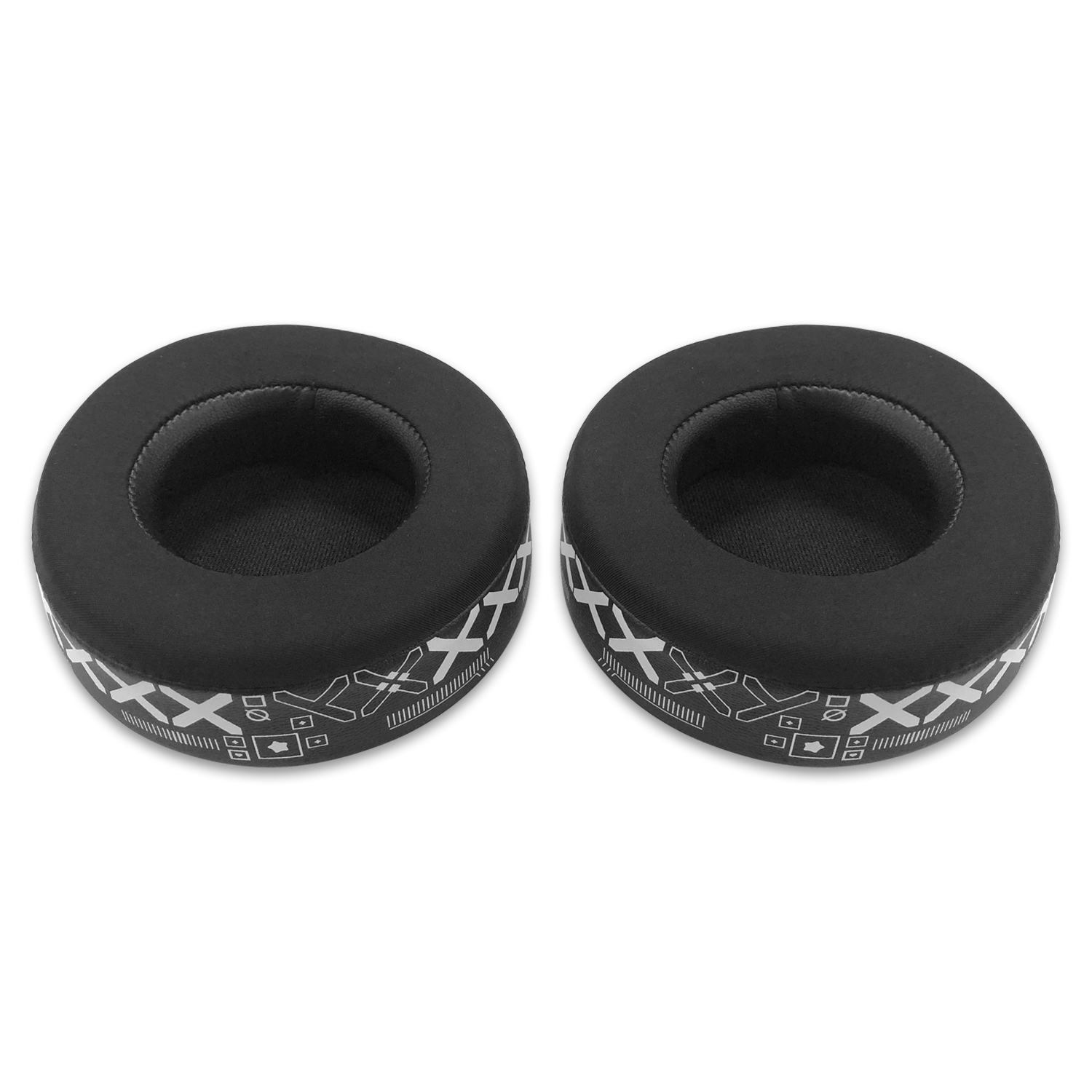 Dwie czarne, okrągłe nauszniki do słuchawek, z białym nadrukiem graficznym z boku. Białe tło.