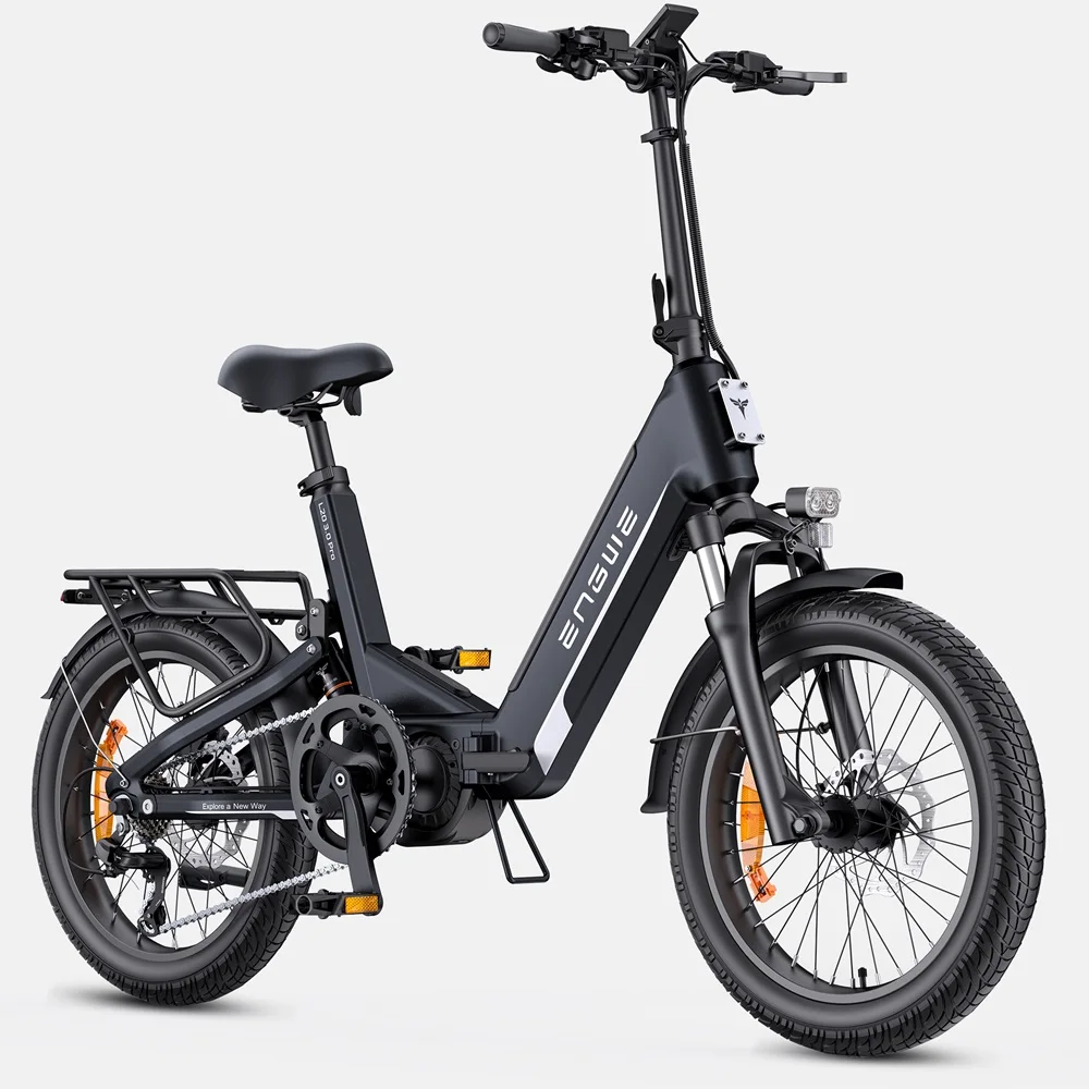 Bicicletta elettrica ENGWE nera. Caratteristiche: telaio, pneumatici, sella e portapacchi neri. Ha un faro e catarifrangenti arancioni.