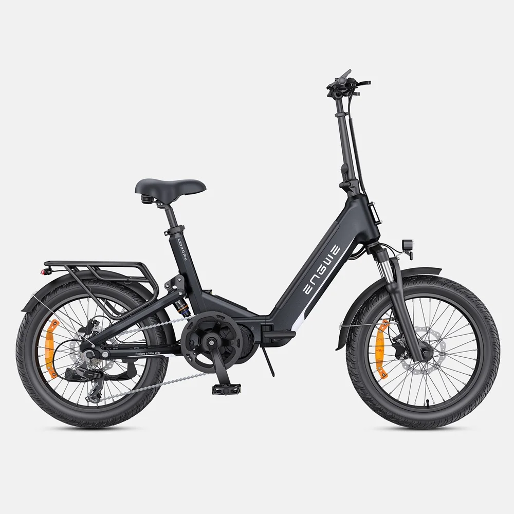 Bicicletta elettrica ENSUE nera su sfondo bianco. La bici ha pneumatici spessi, portapacchi e catarifrangenti arancioni.
