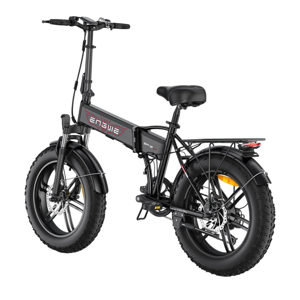 Bicicletta elettrica ENGWE nera con pneumatici spessi, sella, manubrio e portapacchi. La bici è leggermente inclinata verso destra.