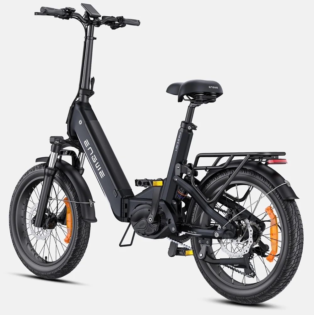 Una bici elettrica ENGWE nera con catarifrangenti arancioni. Ha sella, portapacchi e pneumatici neri.