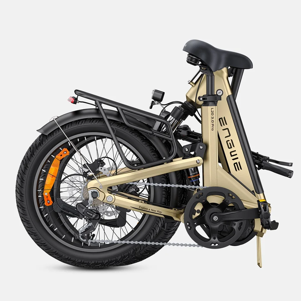 E-bike pieghevole dorata. Pneumatici e telaio neri. Presenta sella, portapacchi e pedali. Marchio 'ENGWE' visibile.