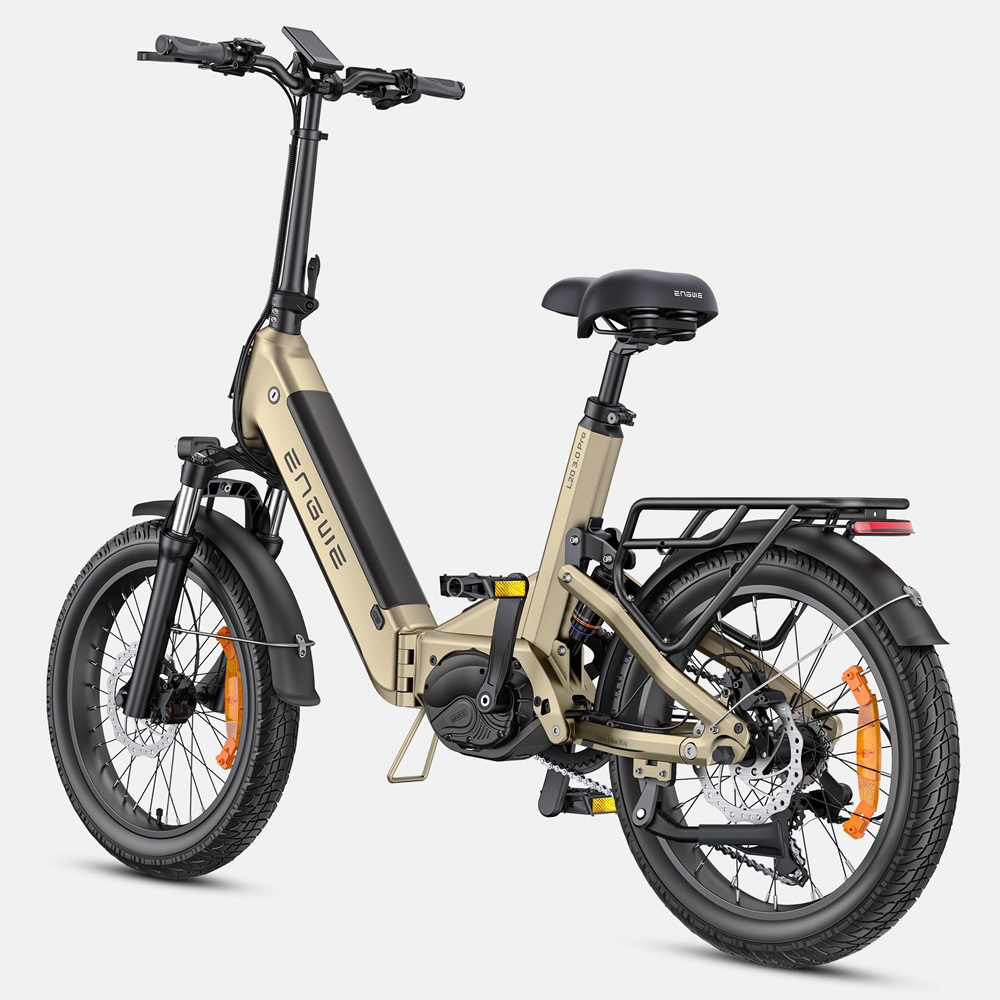 È esposta una bicicletta elettrica oro e nera. Ha sella, pneumatici e manubrio neri. Il marchio 'ENGWE' è visibile.