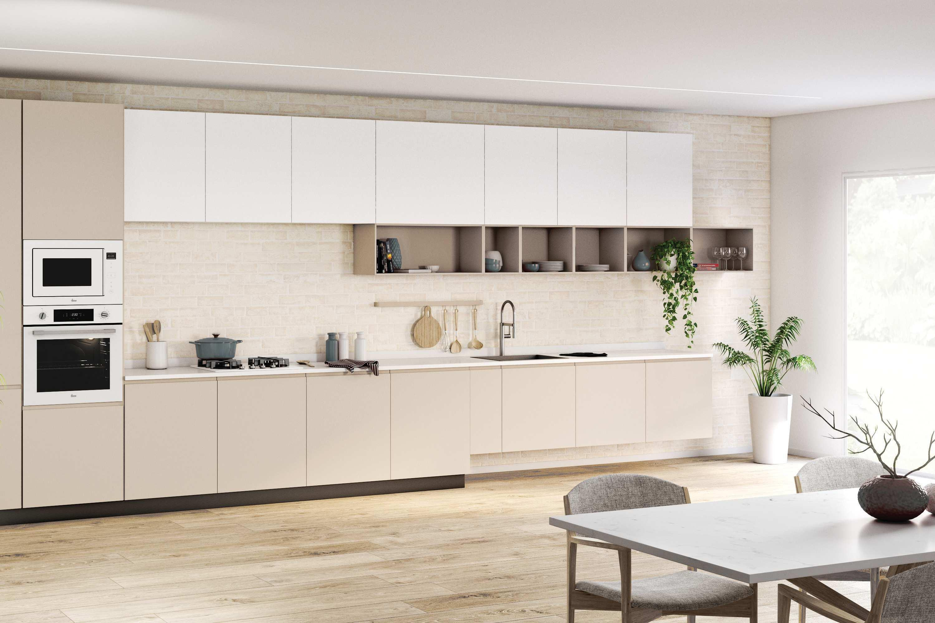 Nowoczesna kuchnia z beżowymi szafkami, białym sprzętem AGD i drewnianą podłogą. Na pierwszym planie stół jadalniany z krzesłami.