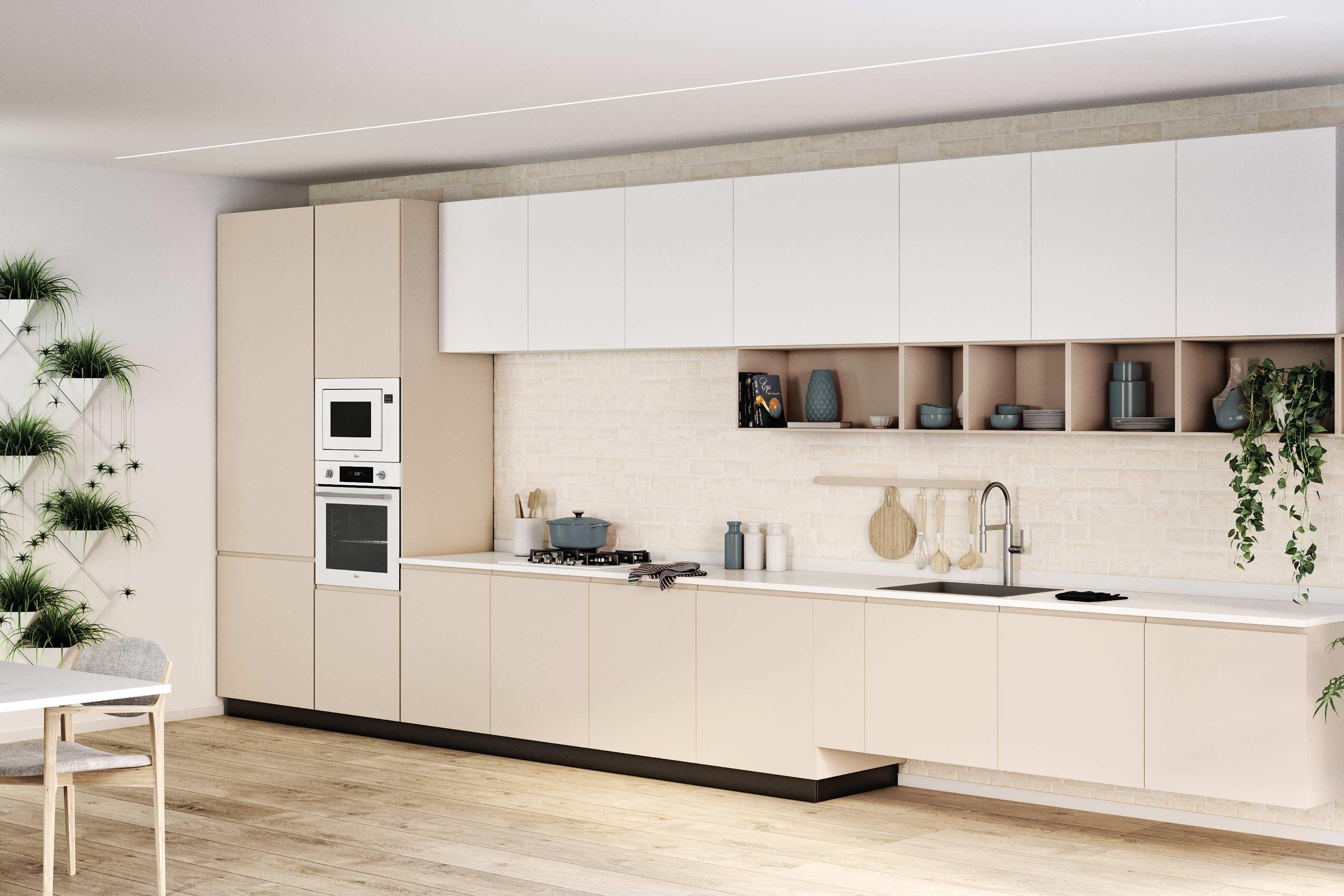 Nowoczesna kuchnia z jasnymi szafkami, kuchenką i zlewem. Rośliny zwisają z sufitu i szafek. Drewniana podłoga.