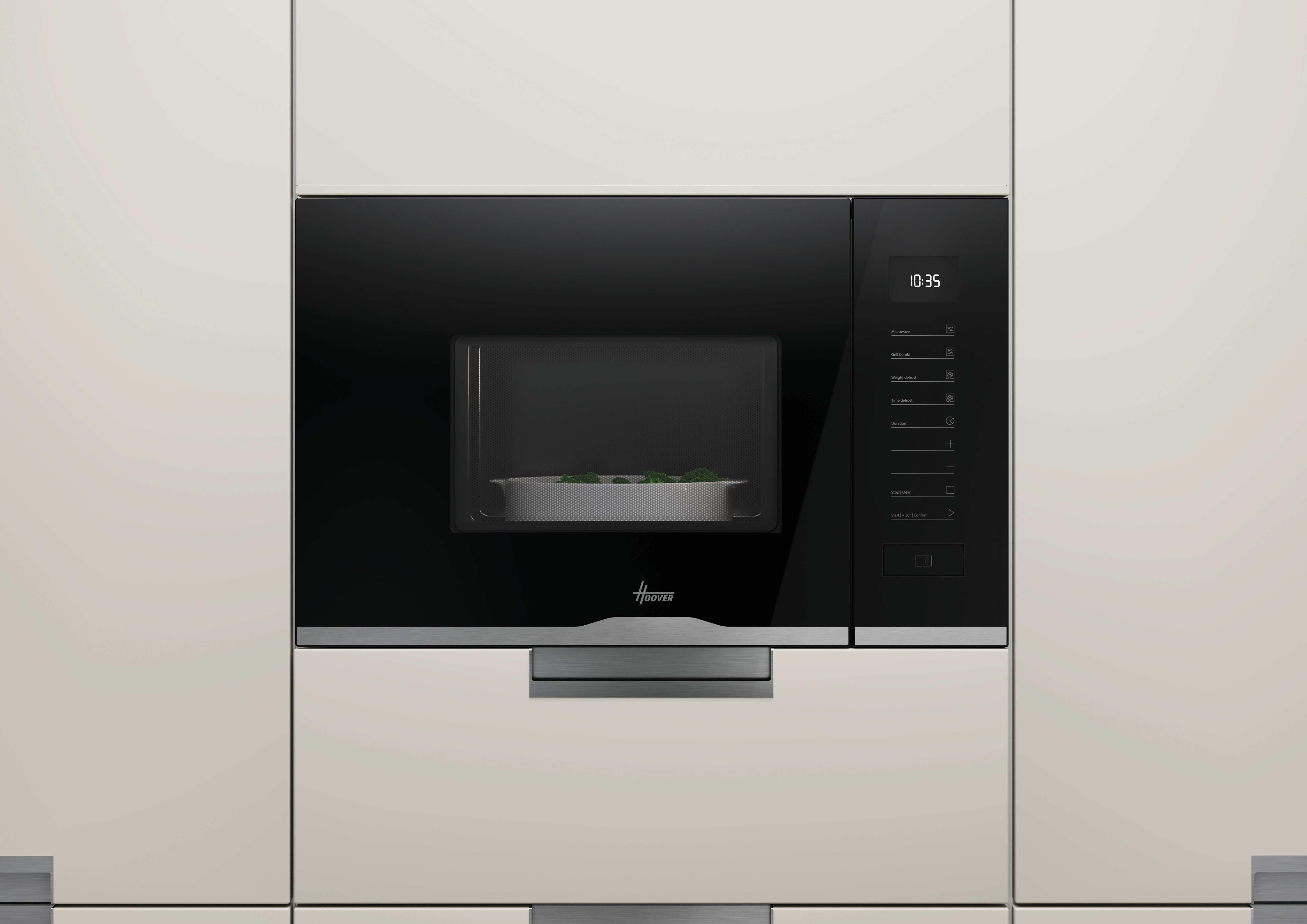 Un horno microondas negro empotrado en un armario. Tiene un reloj digital, un panel de control y el logotipo de Hoover.