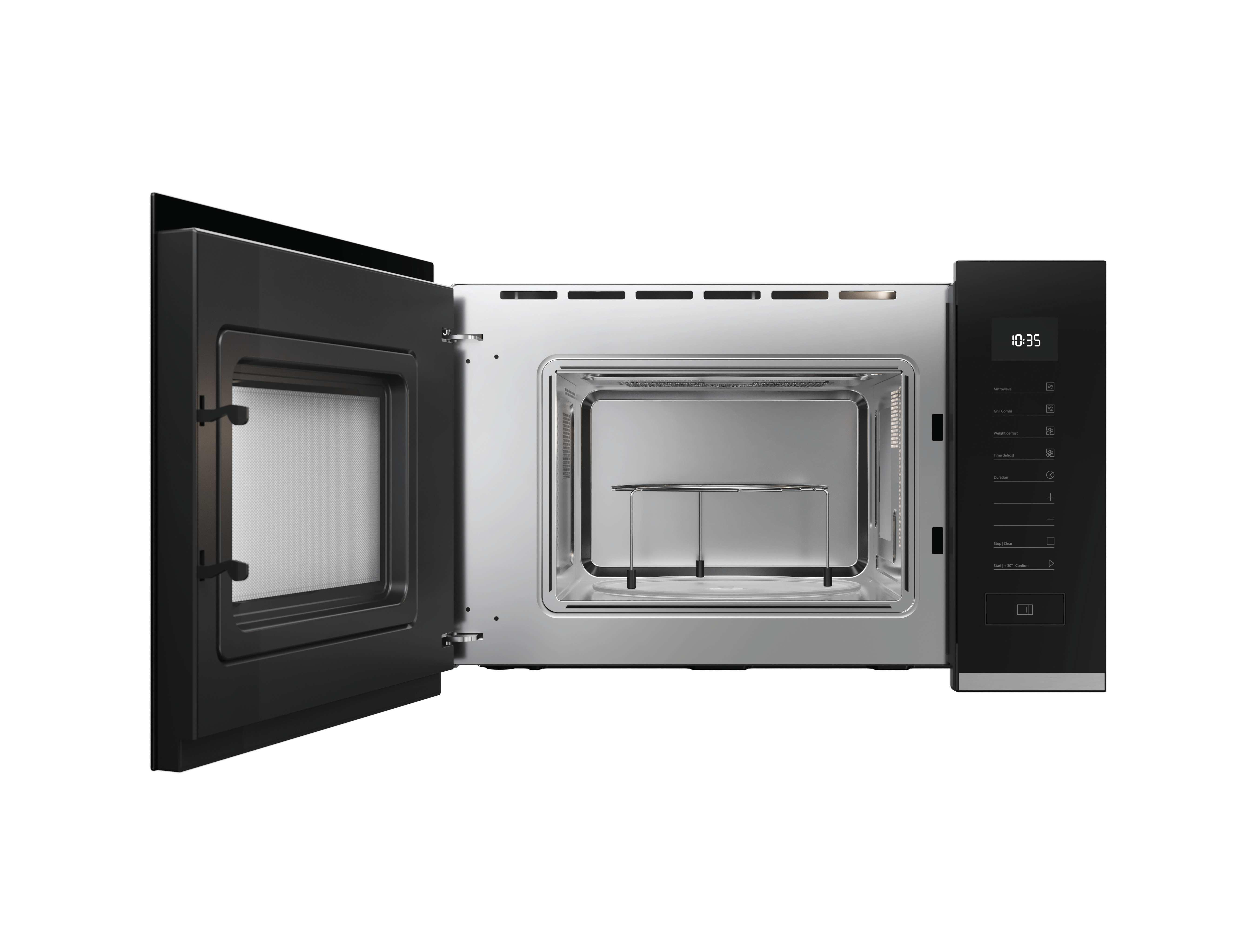 Un horno microondas con la puerta abierta. Tiene una puerta y un panel de control negros, y un interior plateado.