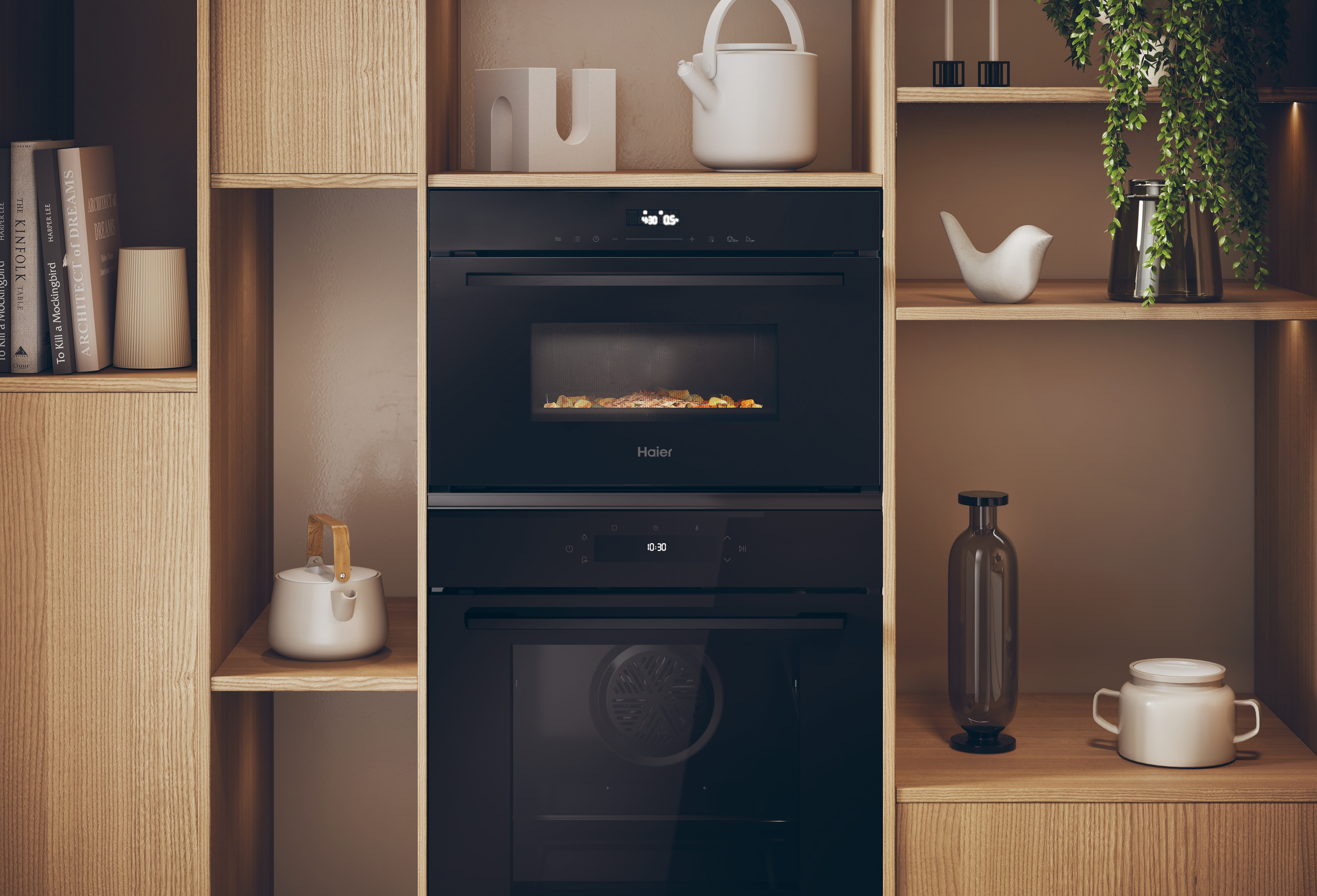 Scaffali in legno con libri, teiere, forno, candele, un uccello e una pianta. Il forno mostra cibo.
