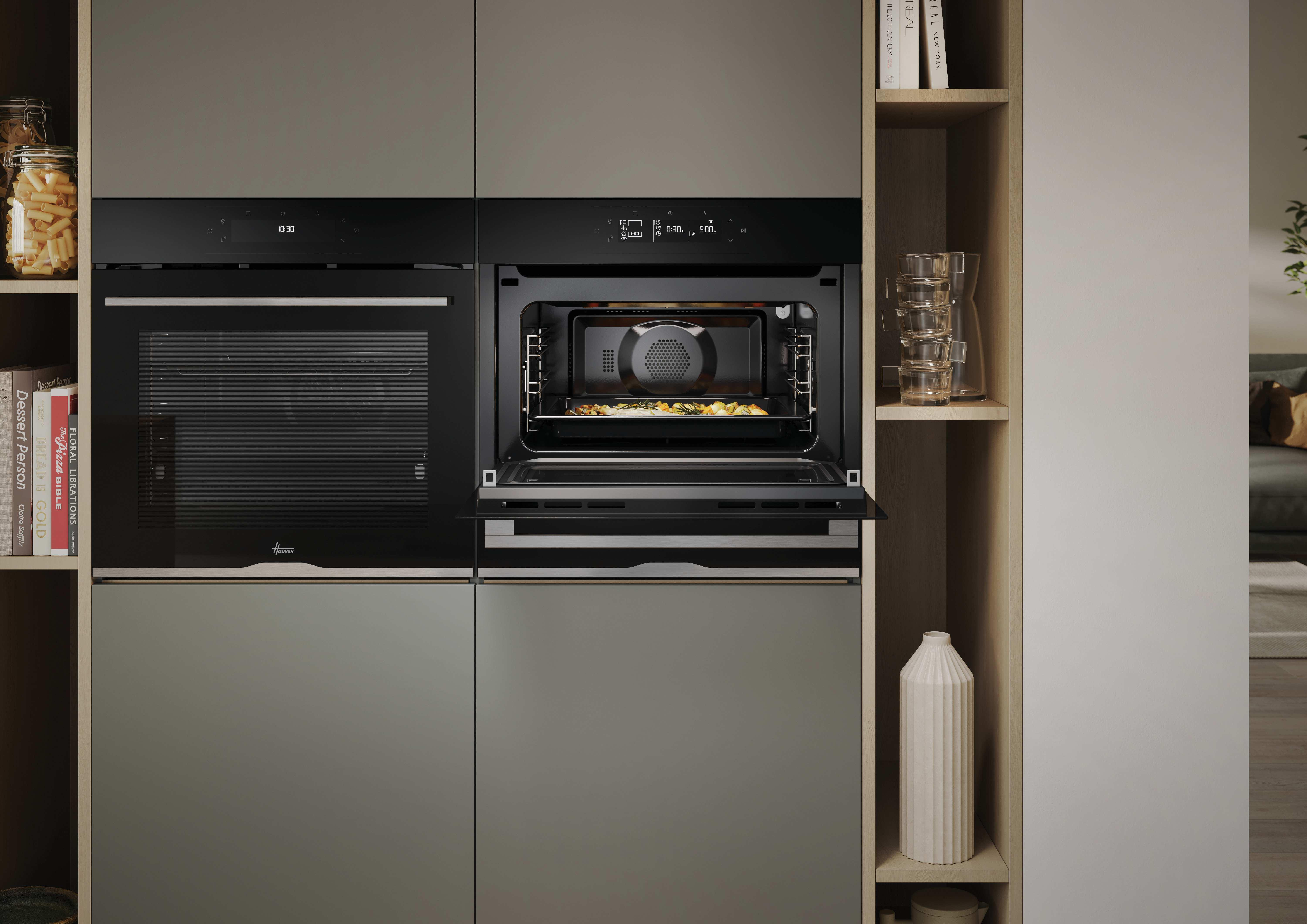 Scena di cucina con forni, scaffali e barattoli. Un forno è aperto, rivelando cibo all'interno. Sono presenti anche libri e un vaso.