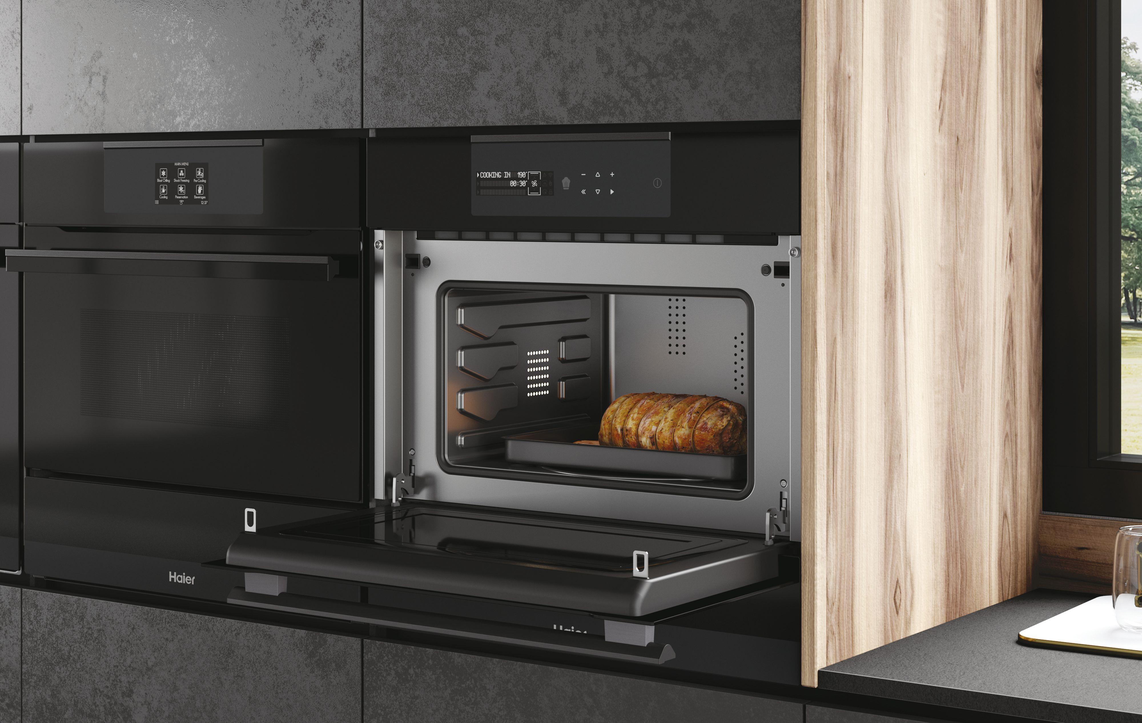 Un forno a incasso con la porta aperta, che mostra un arrosto cotto. La cucina ha armadi in legno e una finestra.