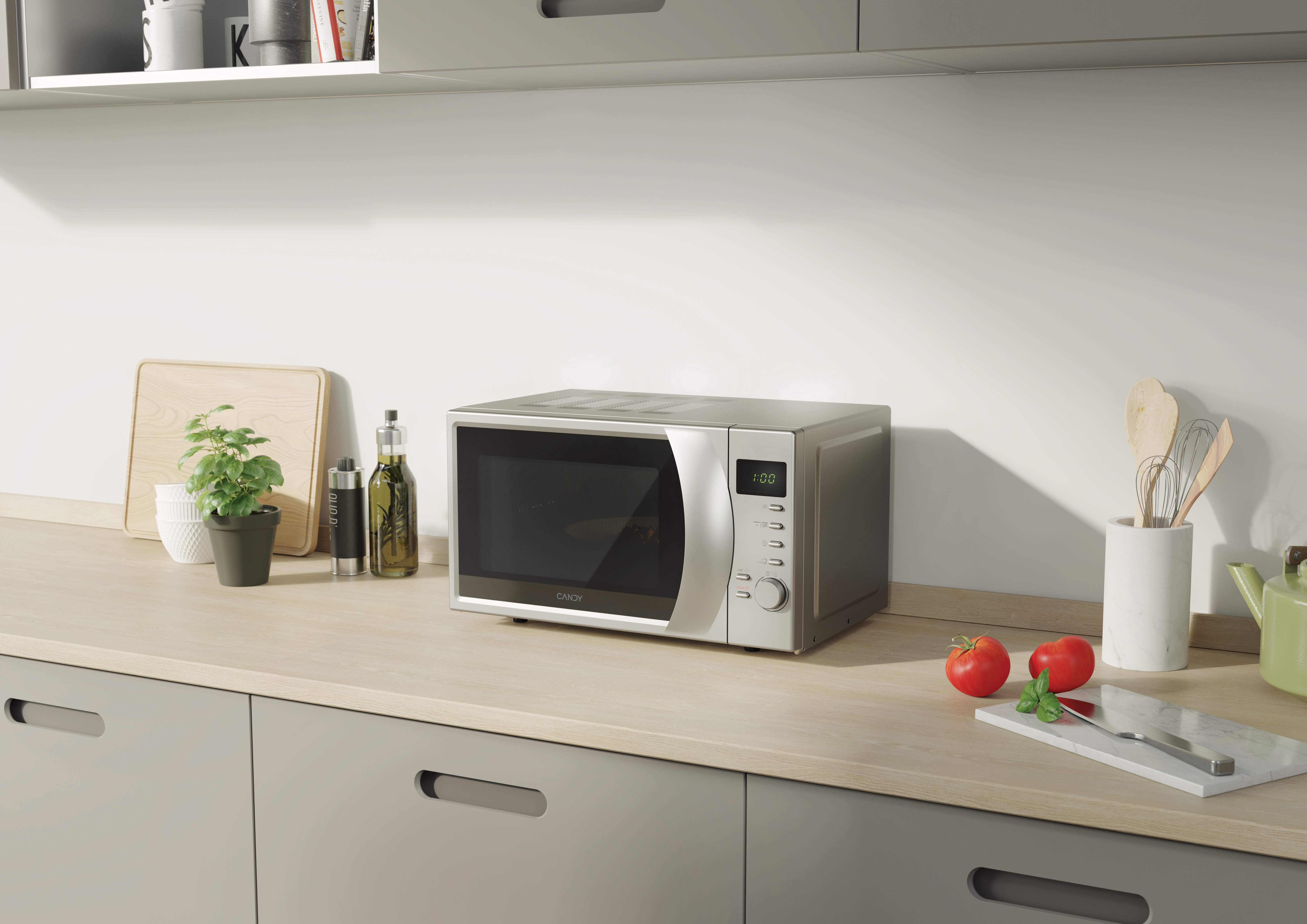 Un piano cucina con microonde, pomodori, tagliere e utensili. Sono visibili una pianta e bottiglie d'olio.
