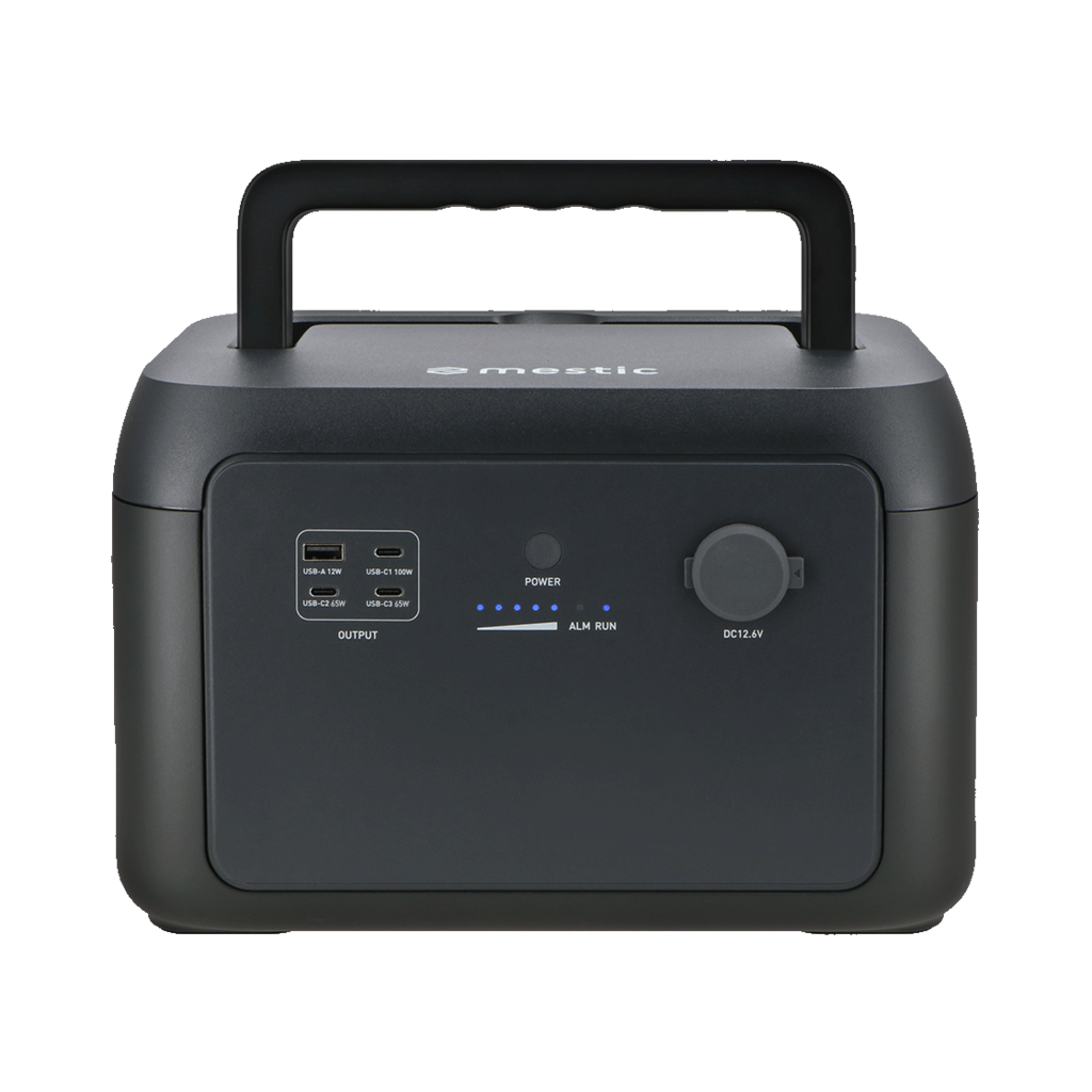 Zwart draagbaar energiecentrale met handvat, poorten en stroomindicatielampjes. Heeft USB- en DC-uitgangen. Merk 'mestic'.