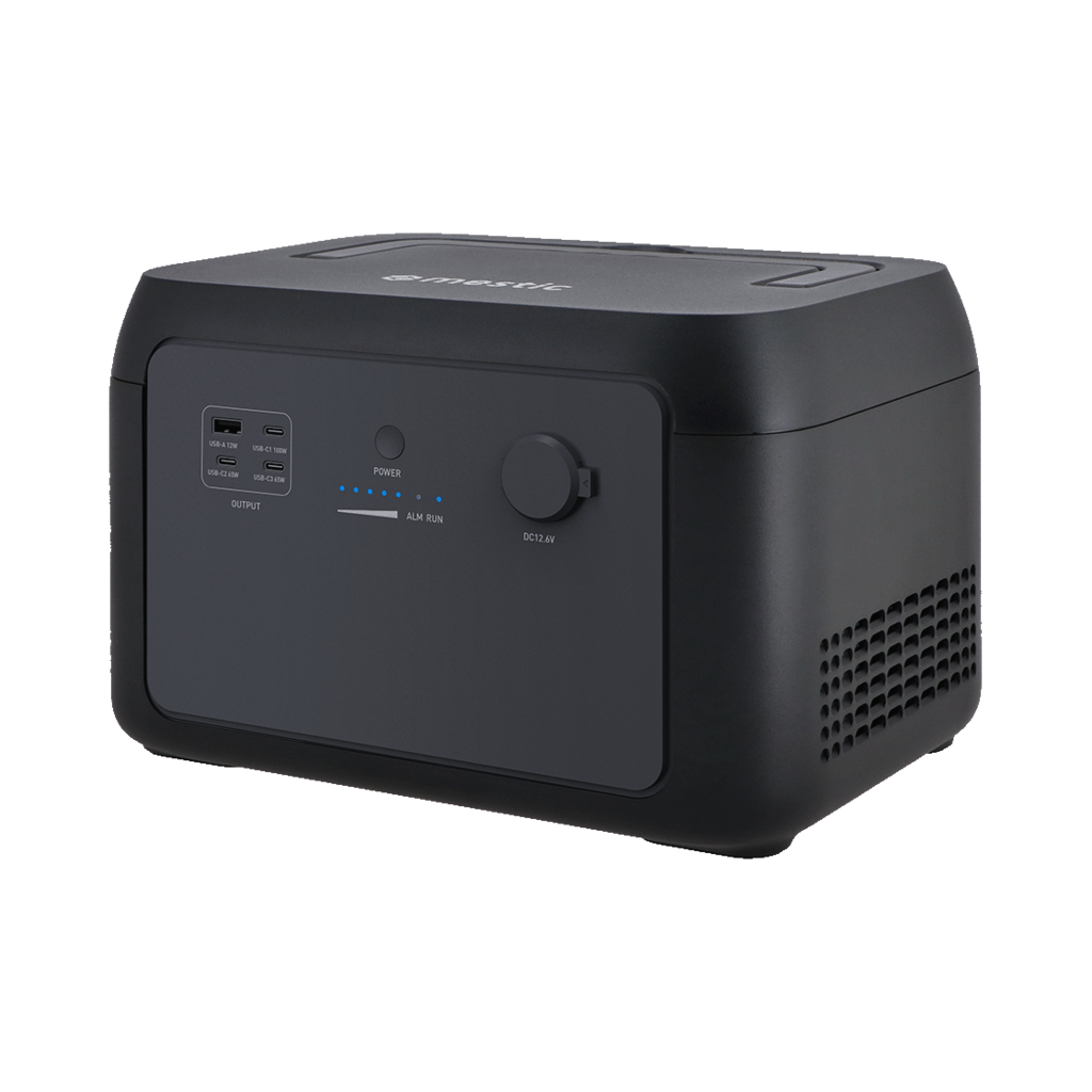 Een zwarte power station met USB-poorten, stroomindicatoren en een DC-uitgang. Het merk is "mestic".