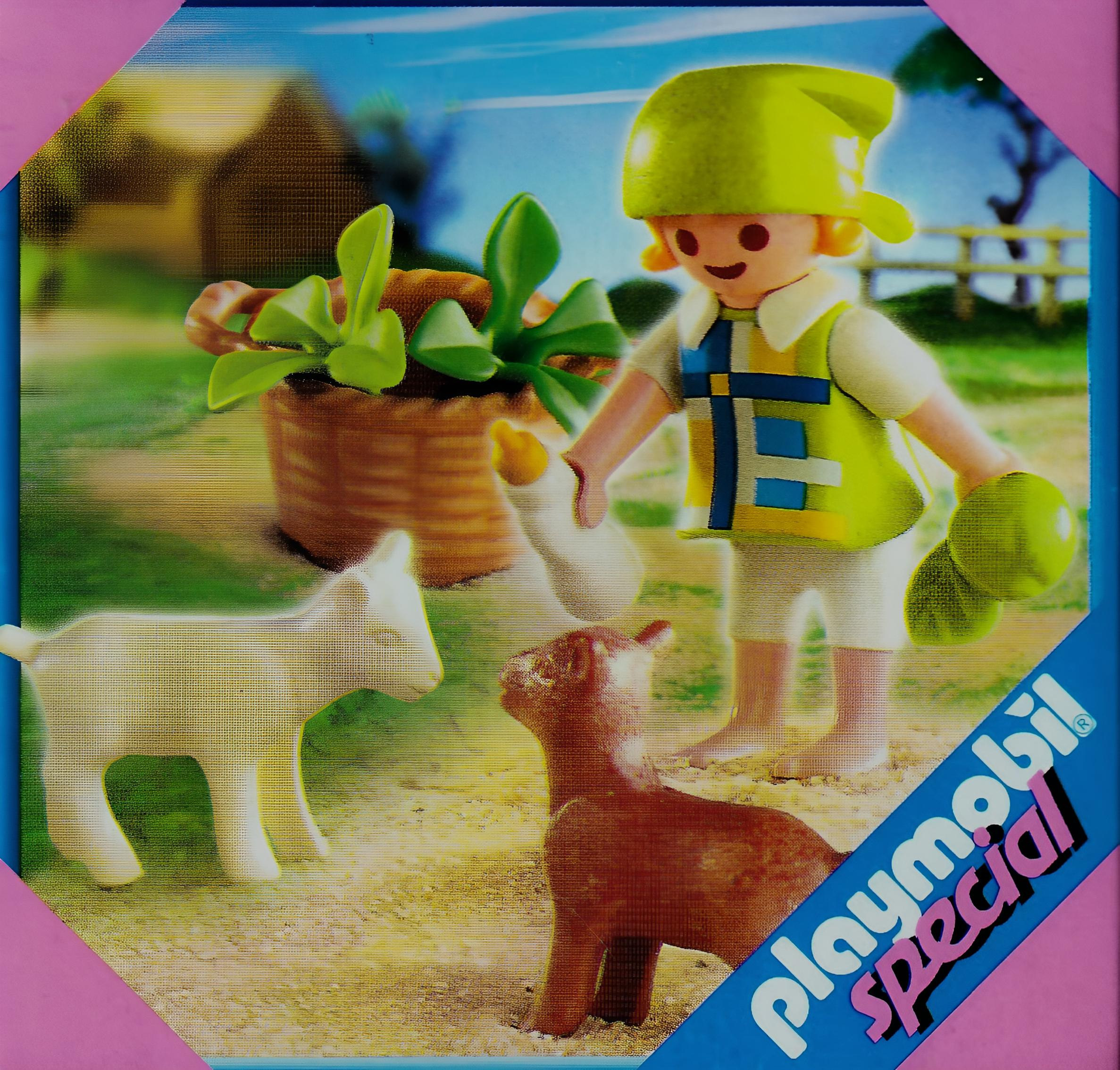 Playmobil-Szene: Bauer mit zwei Ziegen und einem Gemüsekörbchen. Im Hintergrund sind ein Zaun und Häuser zu sehen.