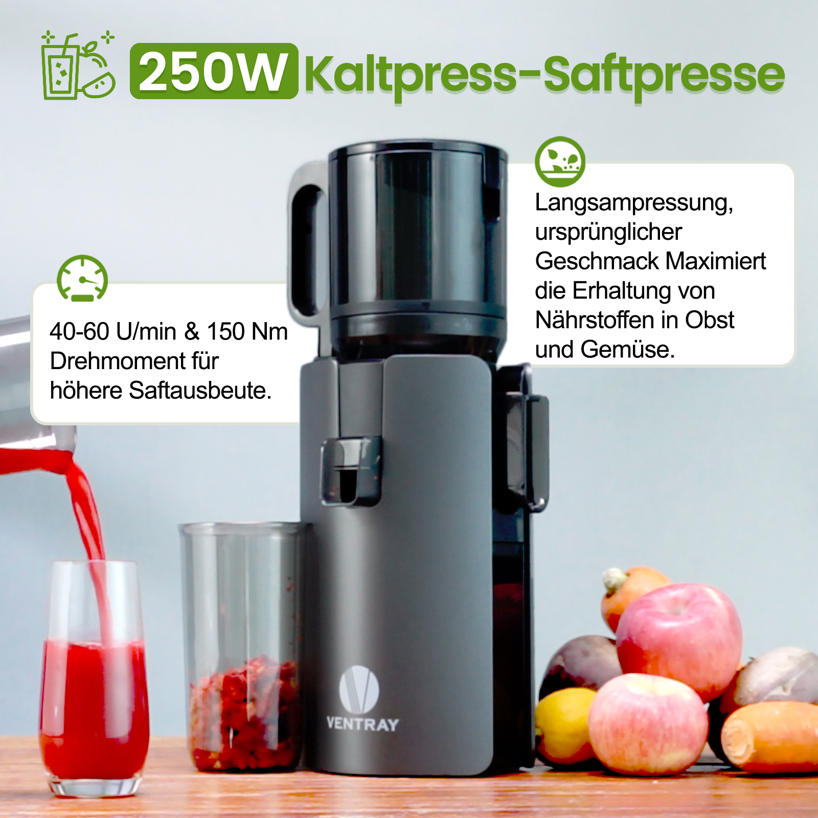 Una centrifuga con un bicchiere di succo rosso che si sta riempiendo. Frutta e verdura sono accanto alla centrifuga. I dettagli sono in tedesco.