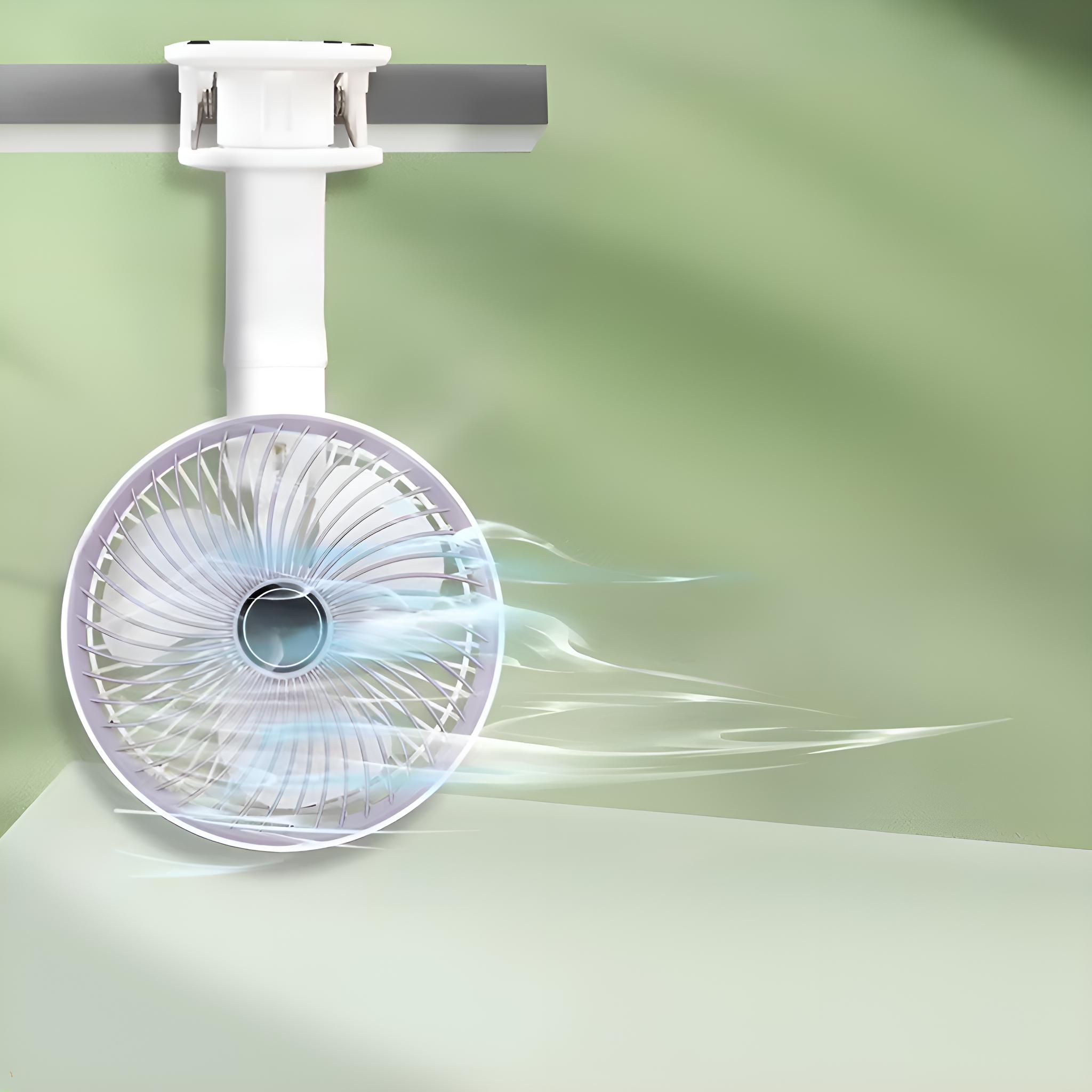 Ein weiß-violetter Ventilator ist montiert. Der Hintergrund ist hellgrün. Der Ventilator bläst Luft.