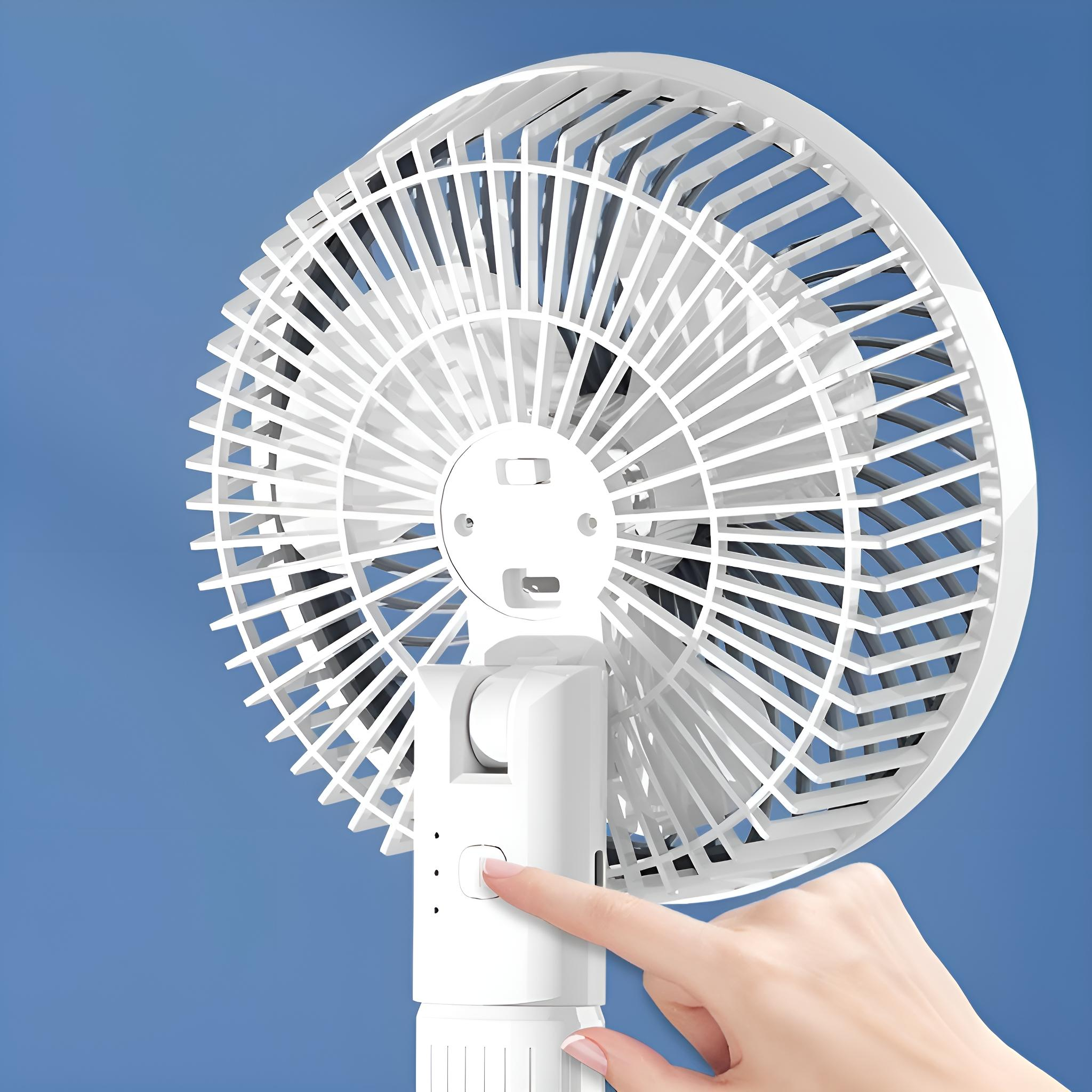Weißer Ventilator, dessen Knopf von einer Hand gedrückt wird. Der Hintergrund ist blau.