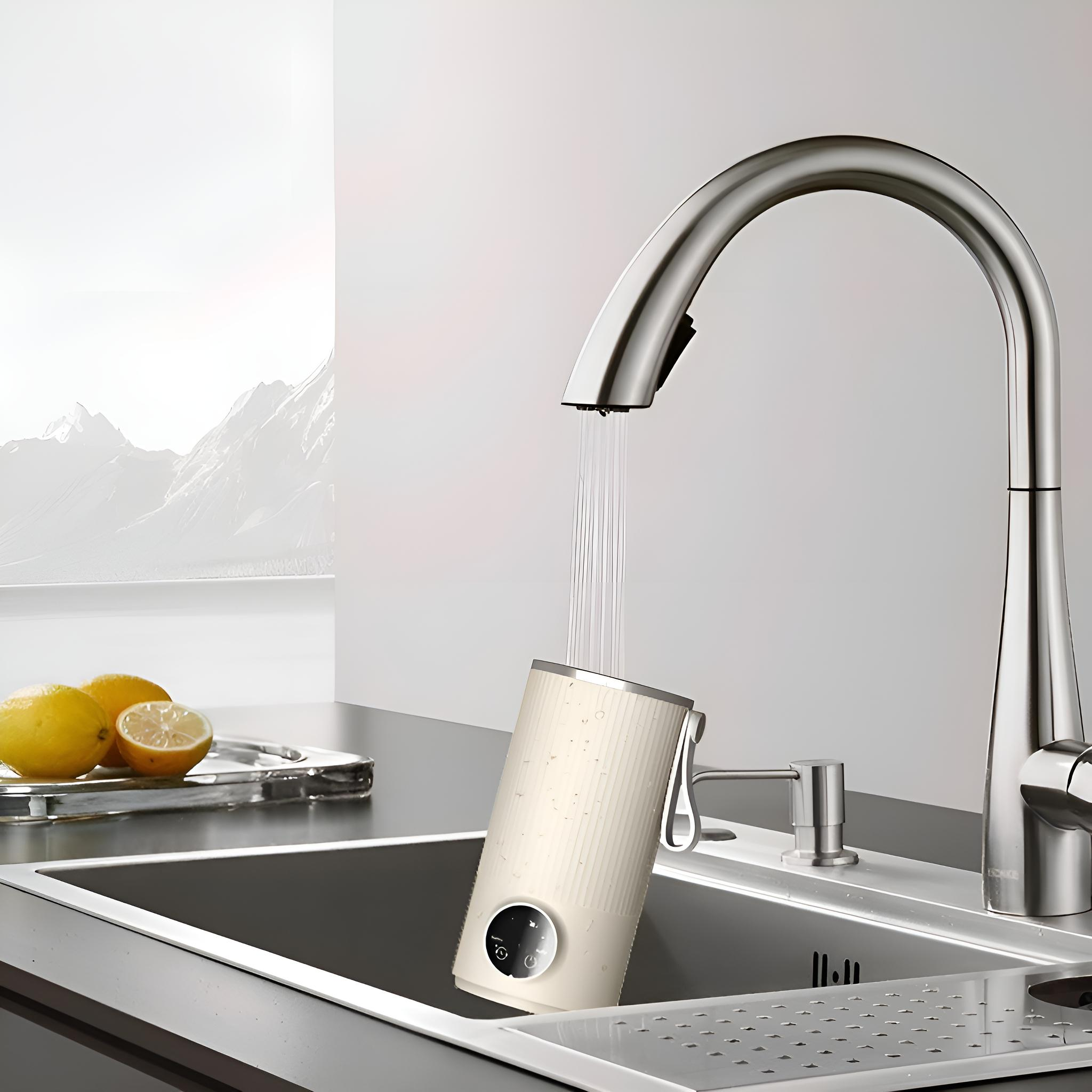 Ein Wasserhahn füllt einen cremefarbenen Wasserkocher in einem Küchenbecken. Zitronen liegen neben dem Becken.