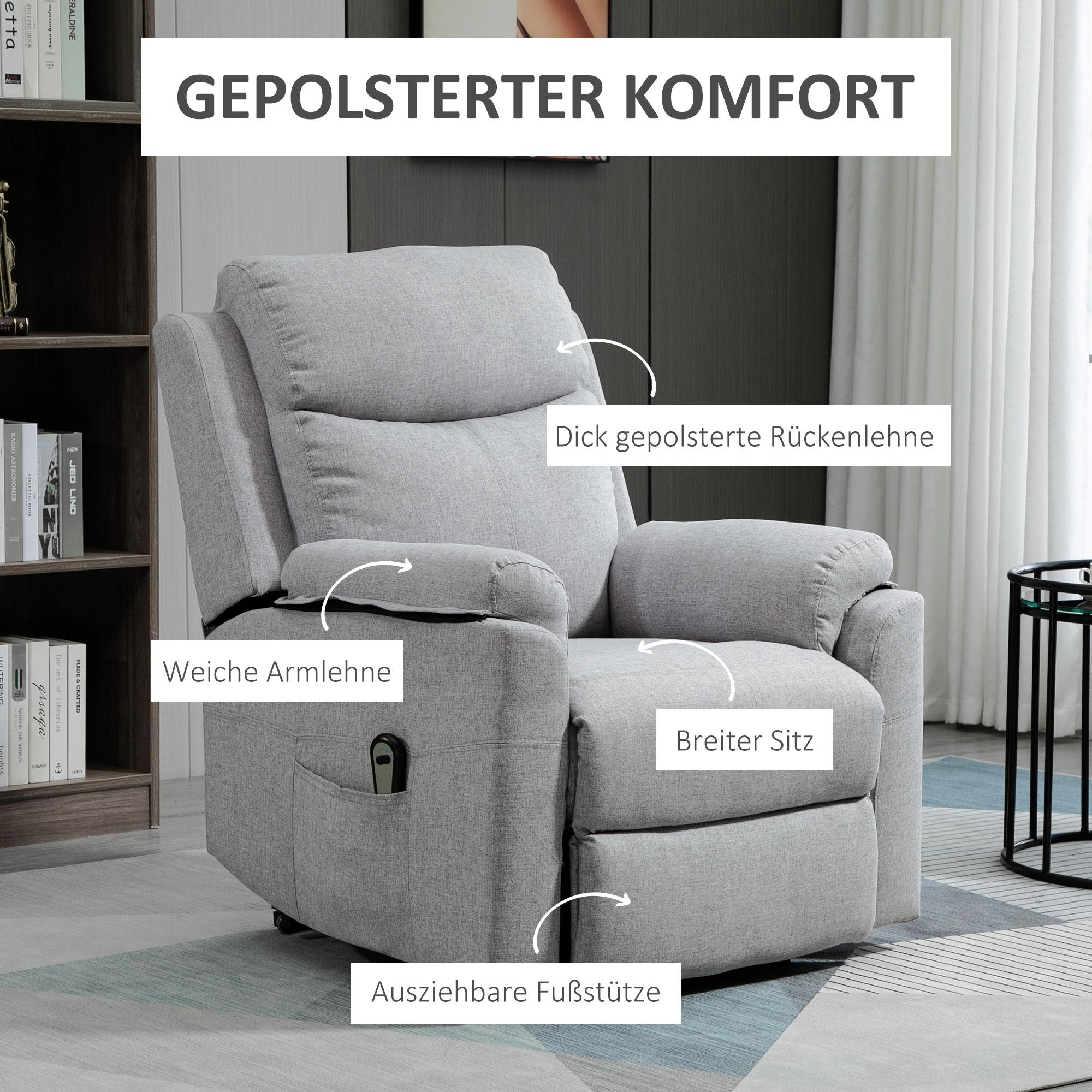 Grauer Relaxsessel mit weichen Armlehnen, breitem Sitz und Fußstütze. Dahinter ein Bücherregal.
