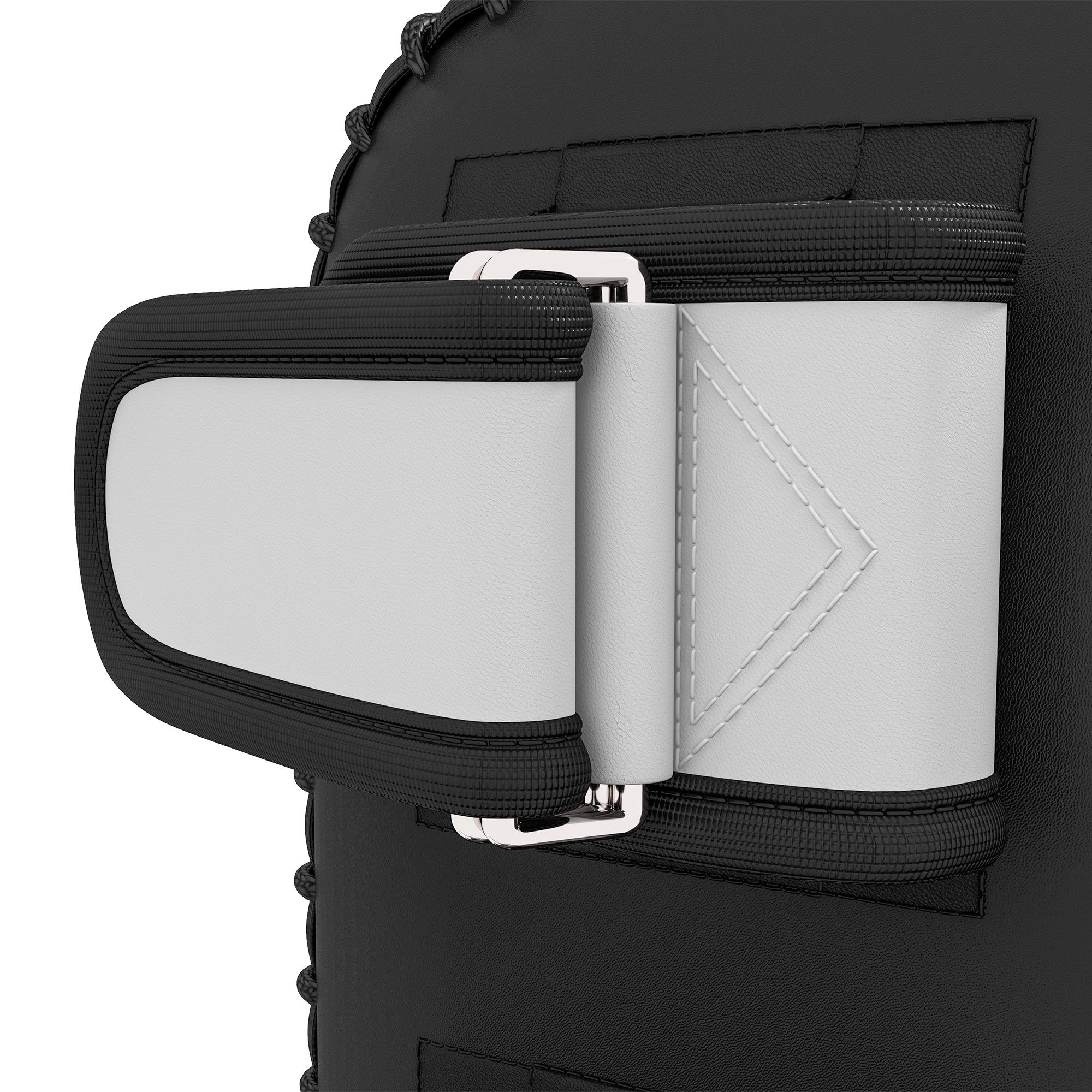 Nahaufnahme eines schwarz-weißen Box-Pads. Es hat einen weißen Riemen mit einer Metallschnalle. Details umfassen Nähte.
