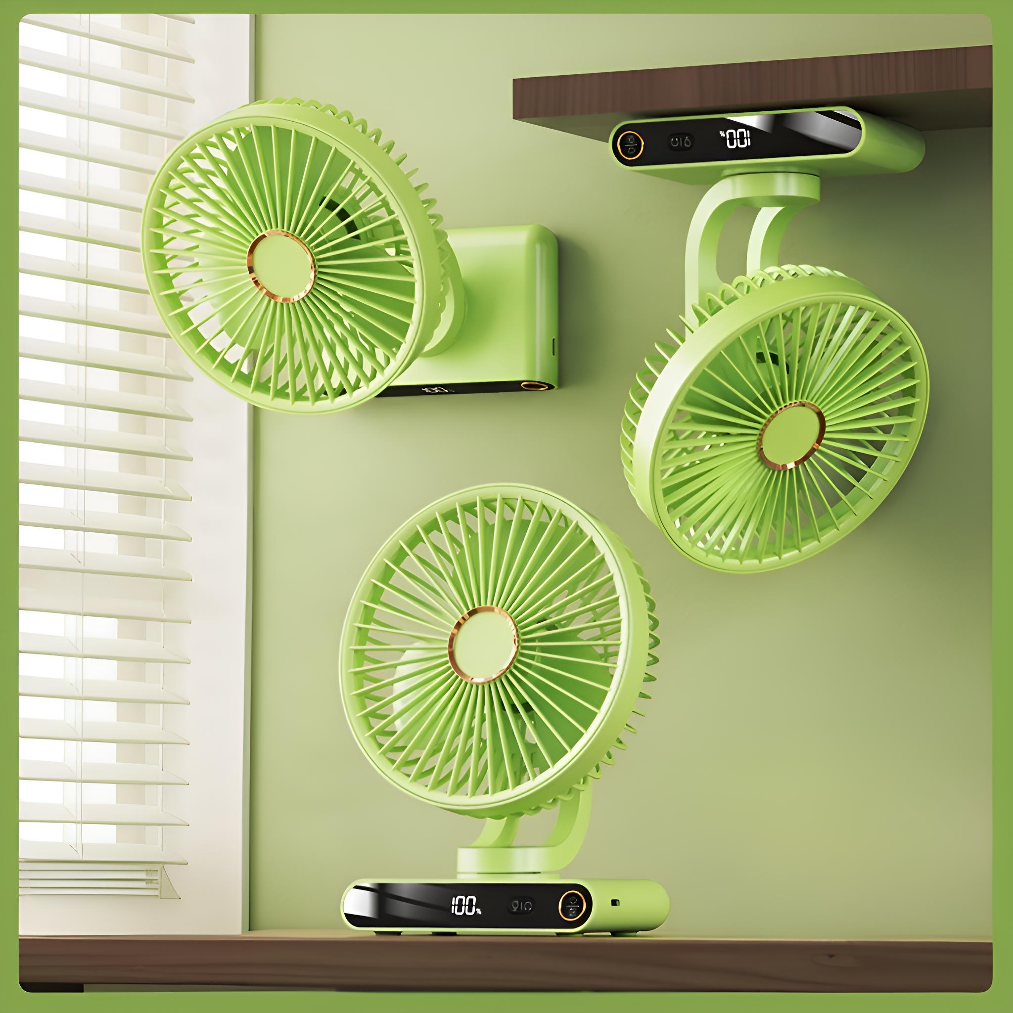 Drei grüne Ventilatoren an einer grünen Wand. Einer steht, zwei sind montiert. Jalousien in der linken Ecke, Holzregal.