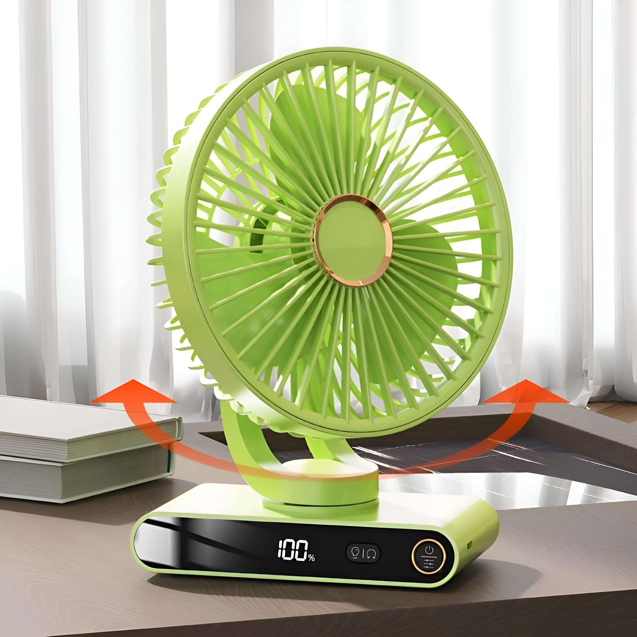 Grüner Tischventilator mit Digitalanzeige, die 100% anzeigt. Bücher und Vorhänge im Hintergrund. Pfeile zeigen den Luftstrom an.