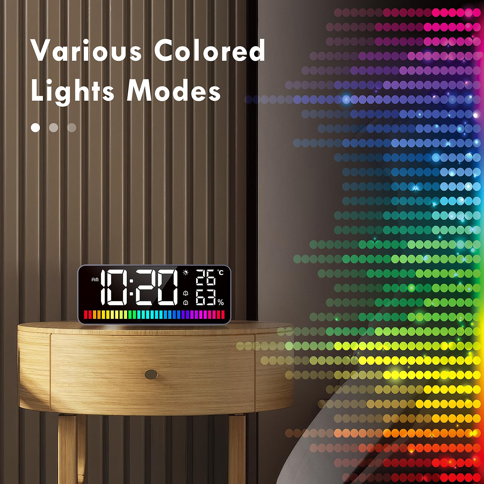 Eine Digitaluhr mit Zeit, Temperatur und Luftfeuchtigkeit steht auf einem Nachttisch. Bunte Lichter im Hintergrund.