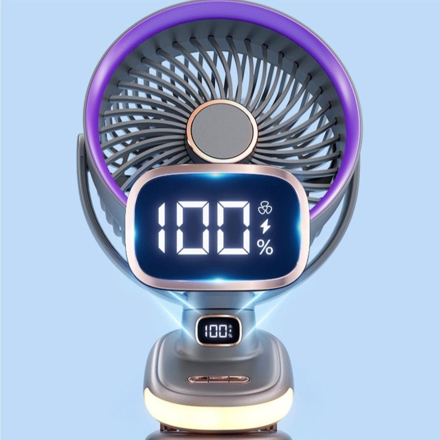 Ein tragbarer Ventilator mit Digitalanzeige, die 100% anzeigt. Der Ventilator hat einen lila Ring und graue Flügel. Der Sockel ist grau und hat ein Licht.