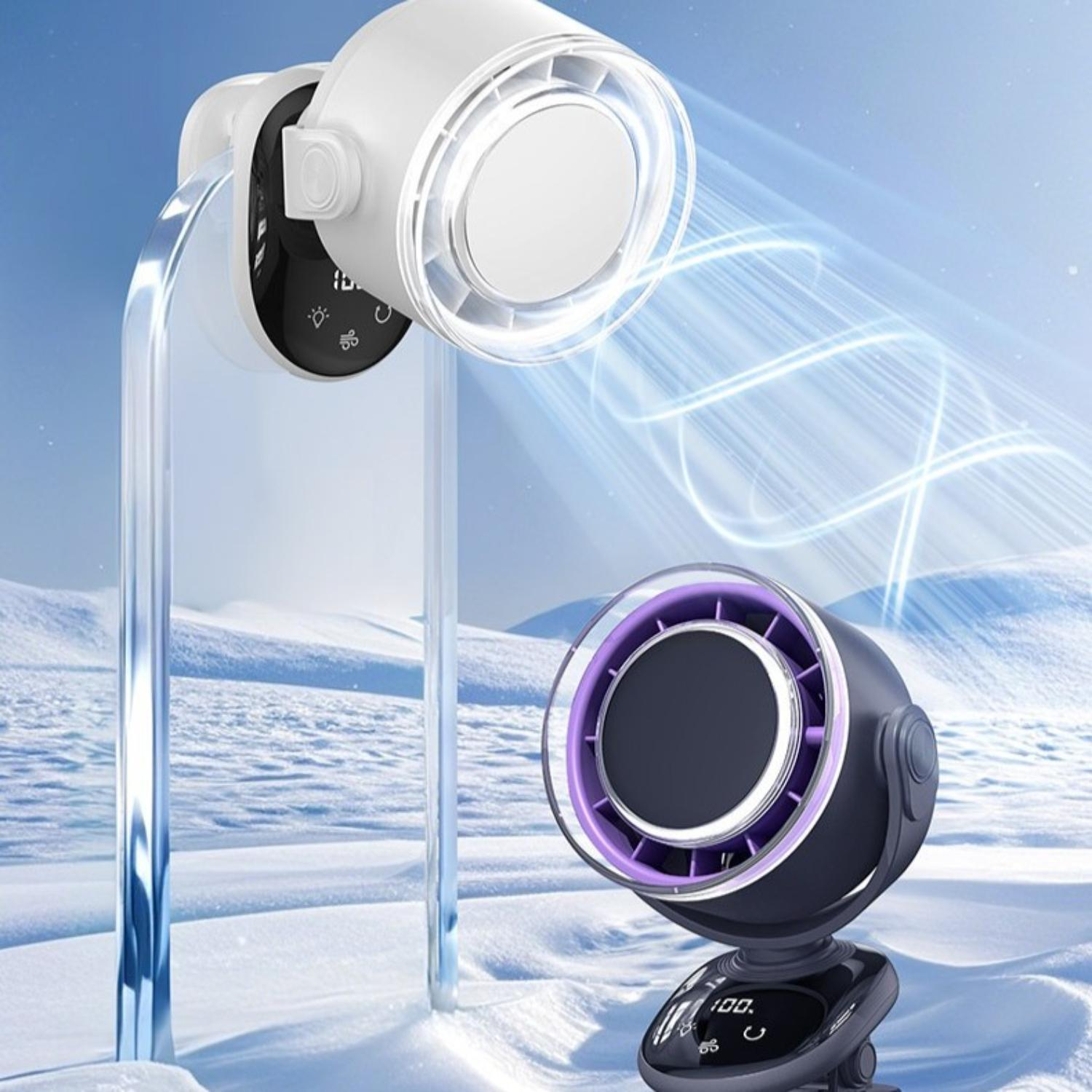 Zwei schwarz-weiße Ventilatoren mit lila Akzenten, vor einem verschneiten Hintergrund mit blauen Highlights. Ein Ventilator ist an einem transparenten Ständer befestigt.