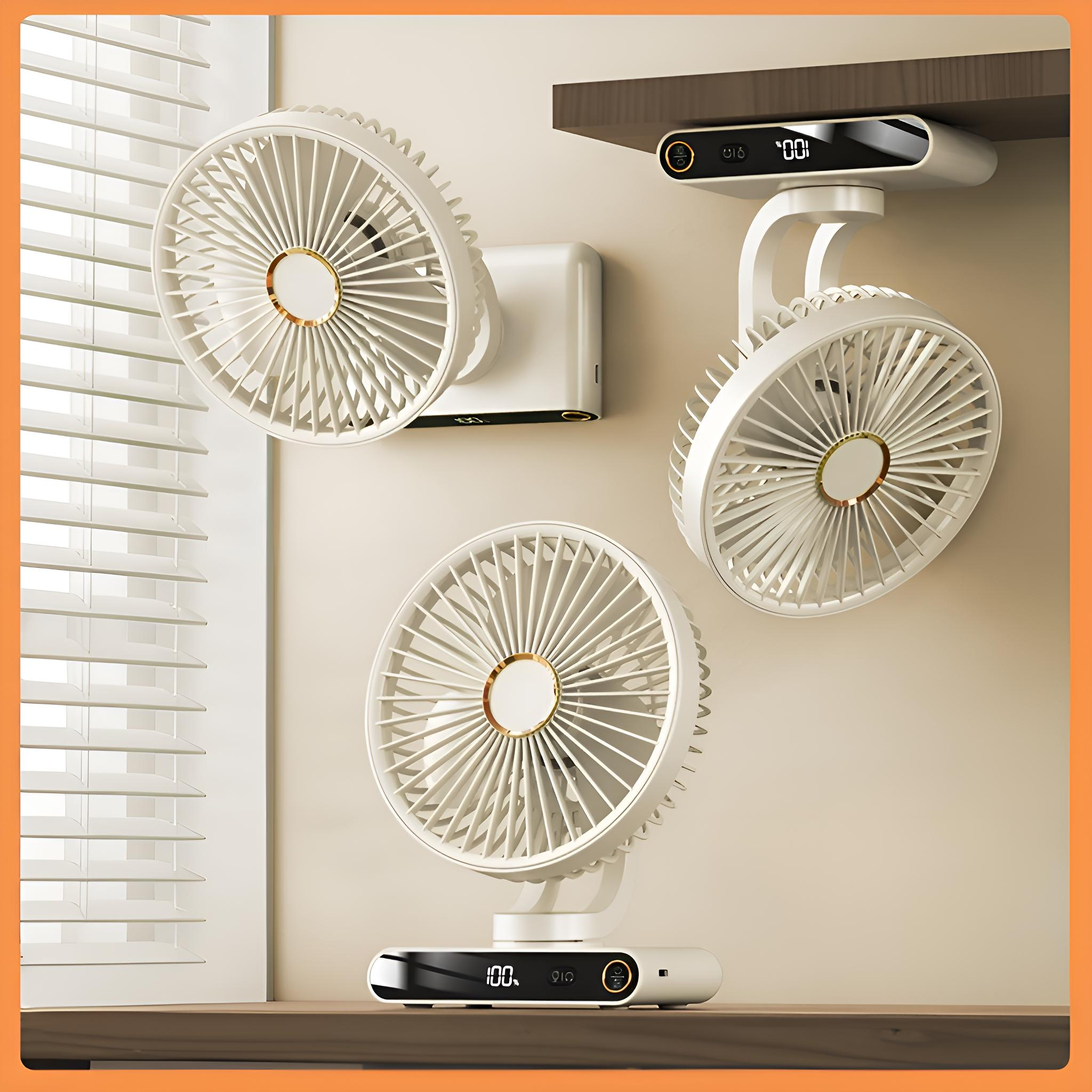 Drei weiße elektrische Ventilatoren auf hellbrauner Oberfläche. Einer steht, zwei sind an der Wand montiert. Jalousien und ein Display sind ebenfalls sichtbar.