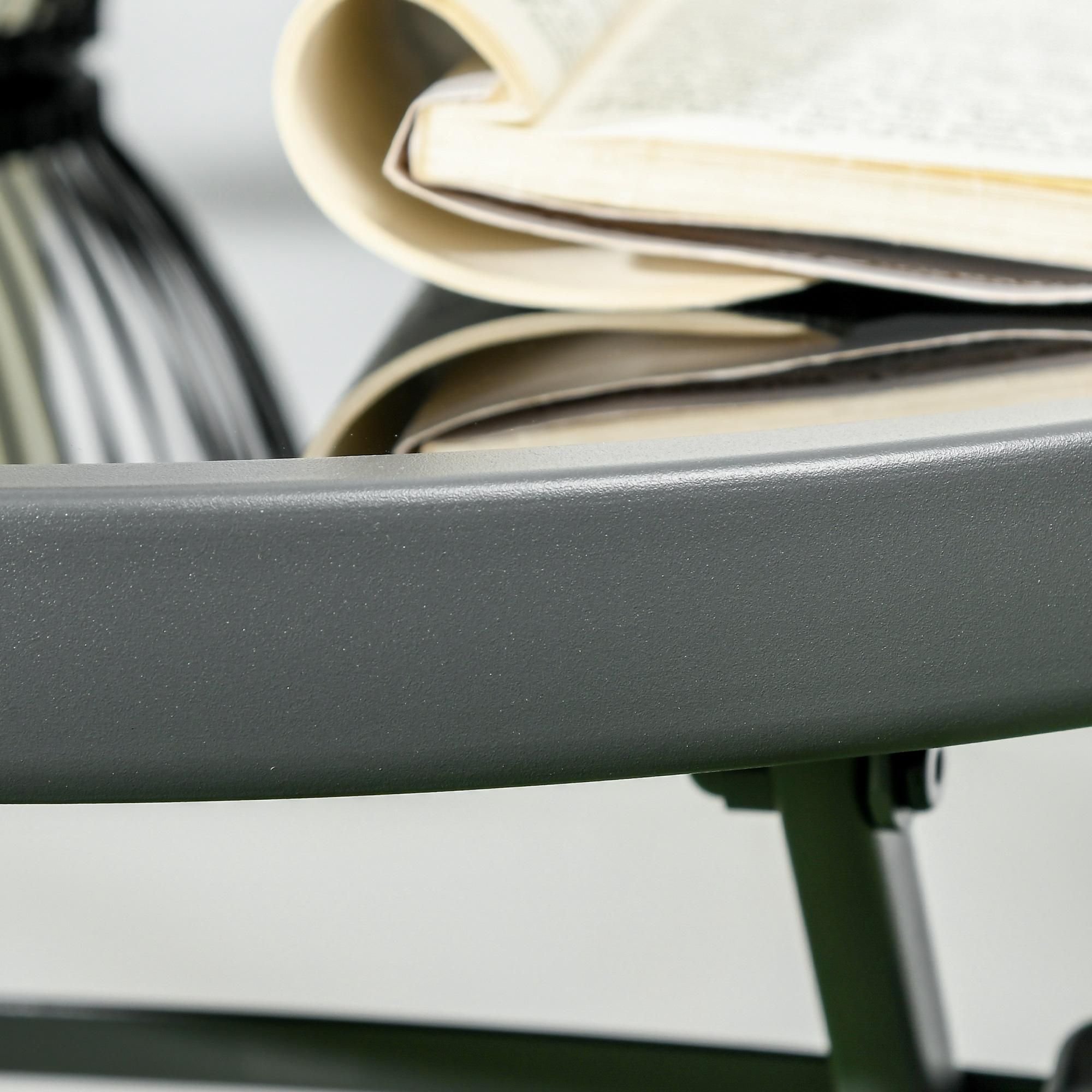 Ein Buch liegt offen auf einem Tisch. Der Tisch ist grau. Links befindet sich ein schwarzes Objekt.