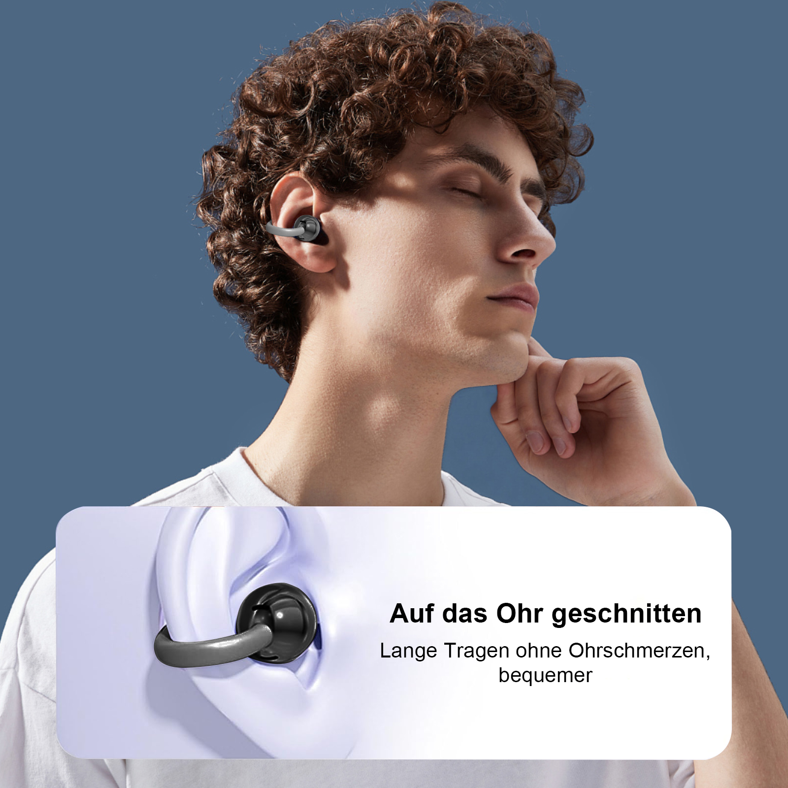 Ein Mann mit Locken trägt Ohrhörer, Augen geschlossen. Graue und schwarze Ohrhörer. Blauer Hintergrund, Text auf weißer Form.